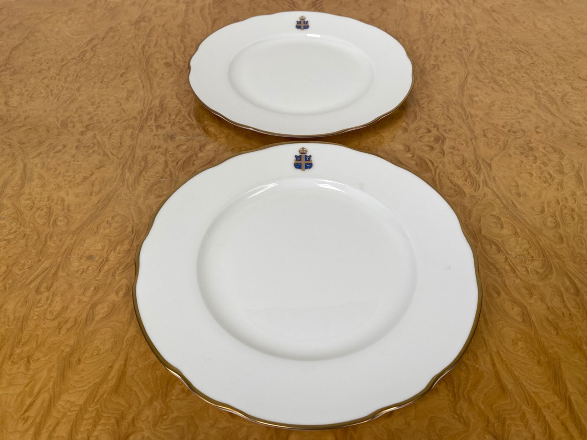 Set of 16 Crested Plates for Claridge's by Chommette 1884 (25cm and 31.5cm) - Image 6 of 9