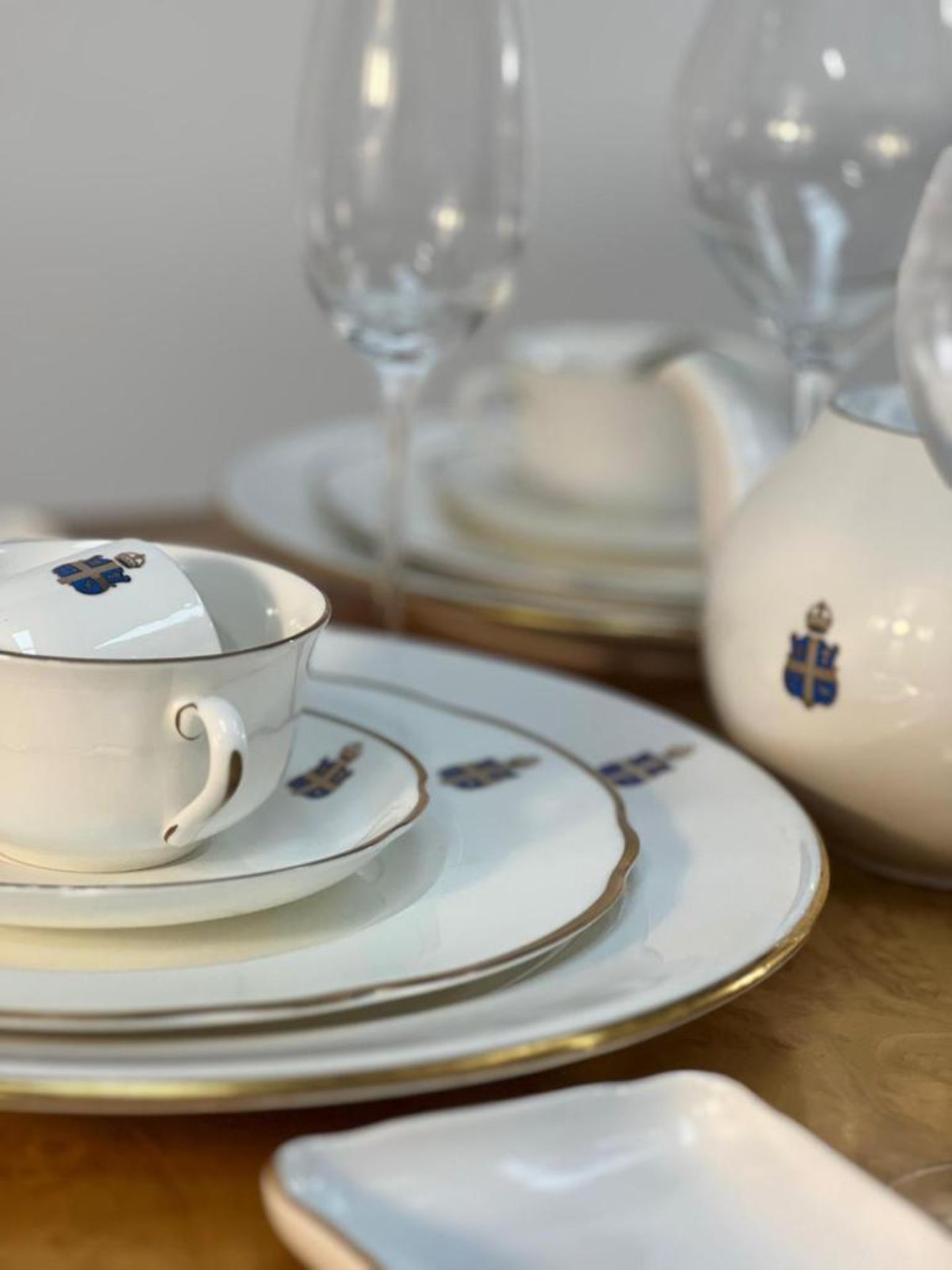 Set of Claridge's Crested Crockery - Image 6 of 44