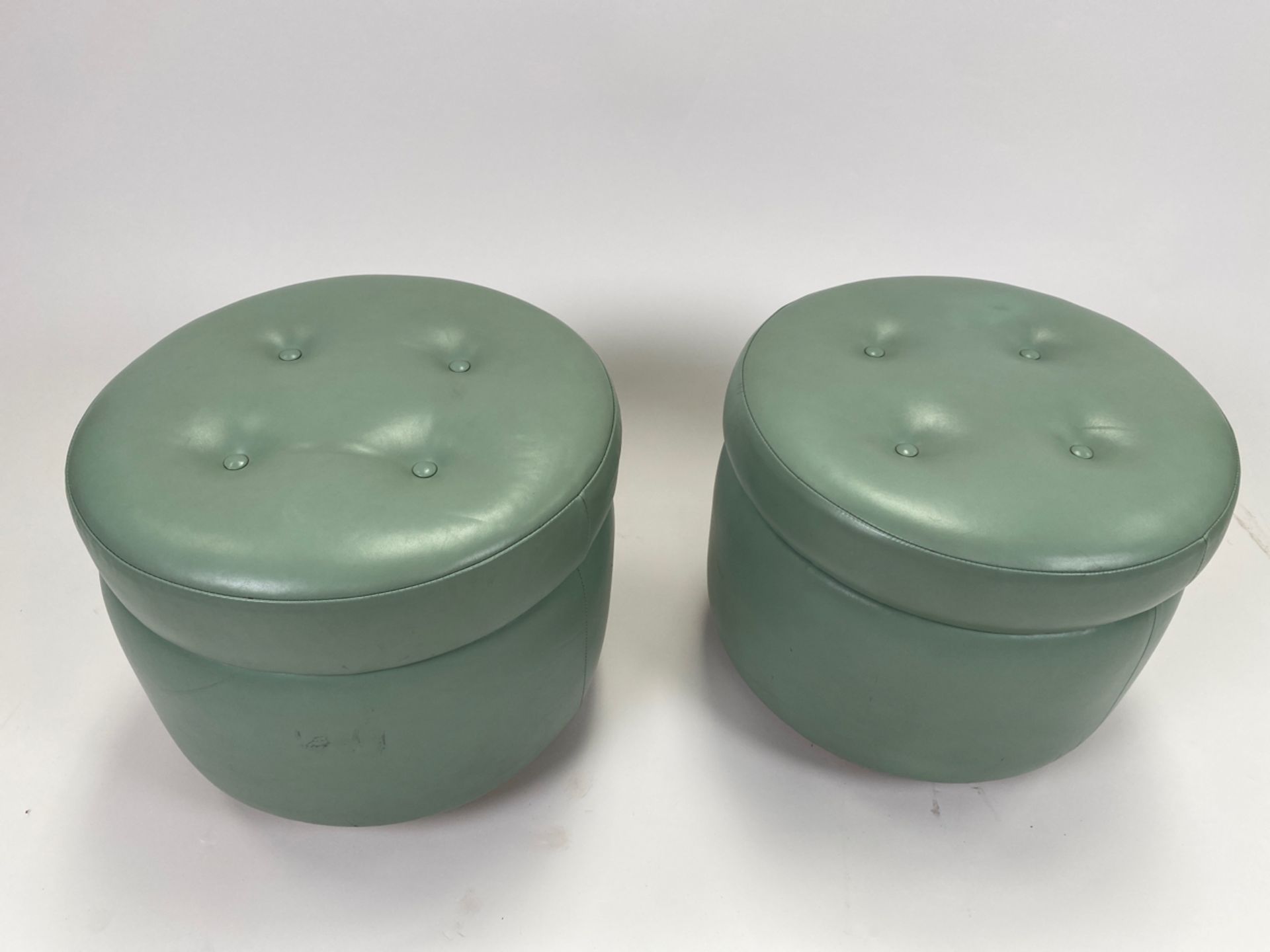 Pair of Teal Leather Lounge Chairs with Pouffes - Bild 7 aus 8