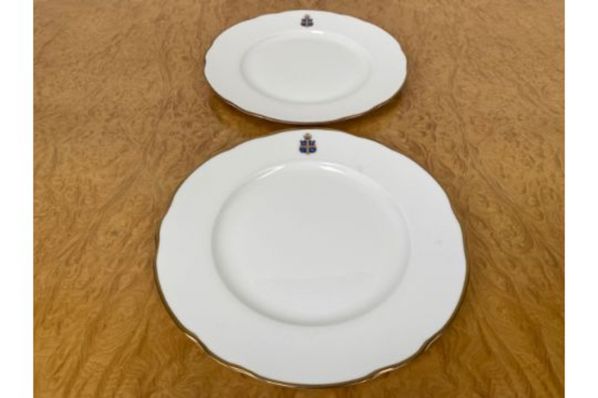 Set of 16 Crested Plates for Claridge's by Chommette 1884 (25cm and 31.5cm) - Image 5 of 6