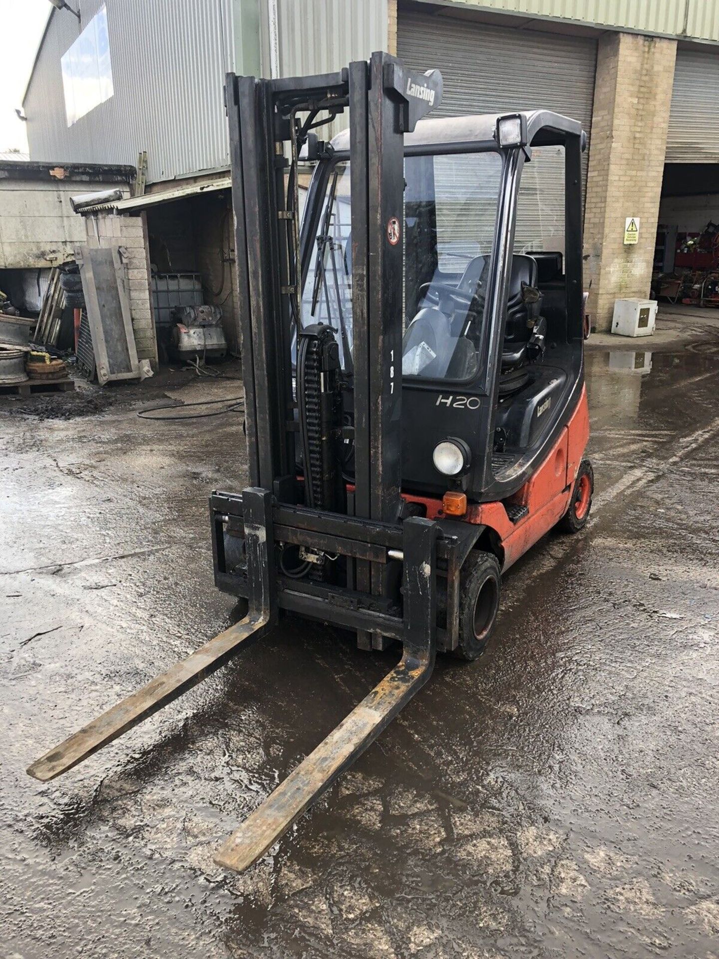 Linde 2.0 ton gas forklift