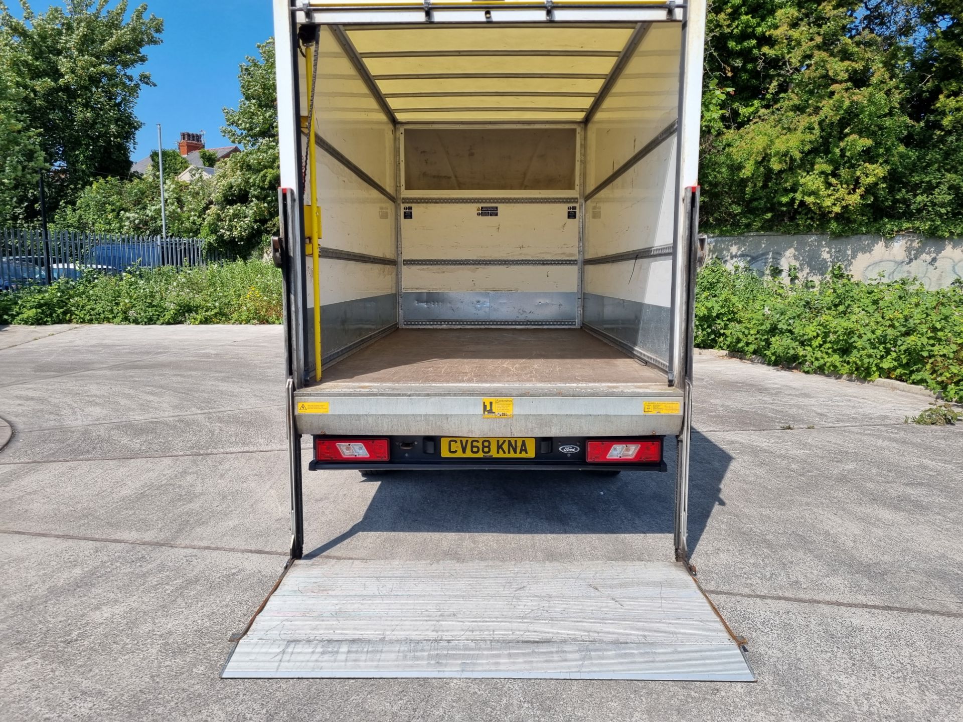 2018 Transit Luton with tail lift - Image 13 of 14