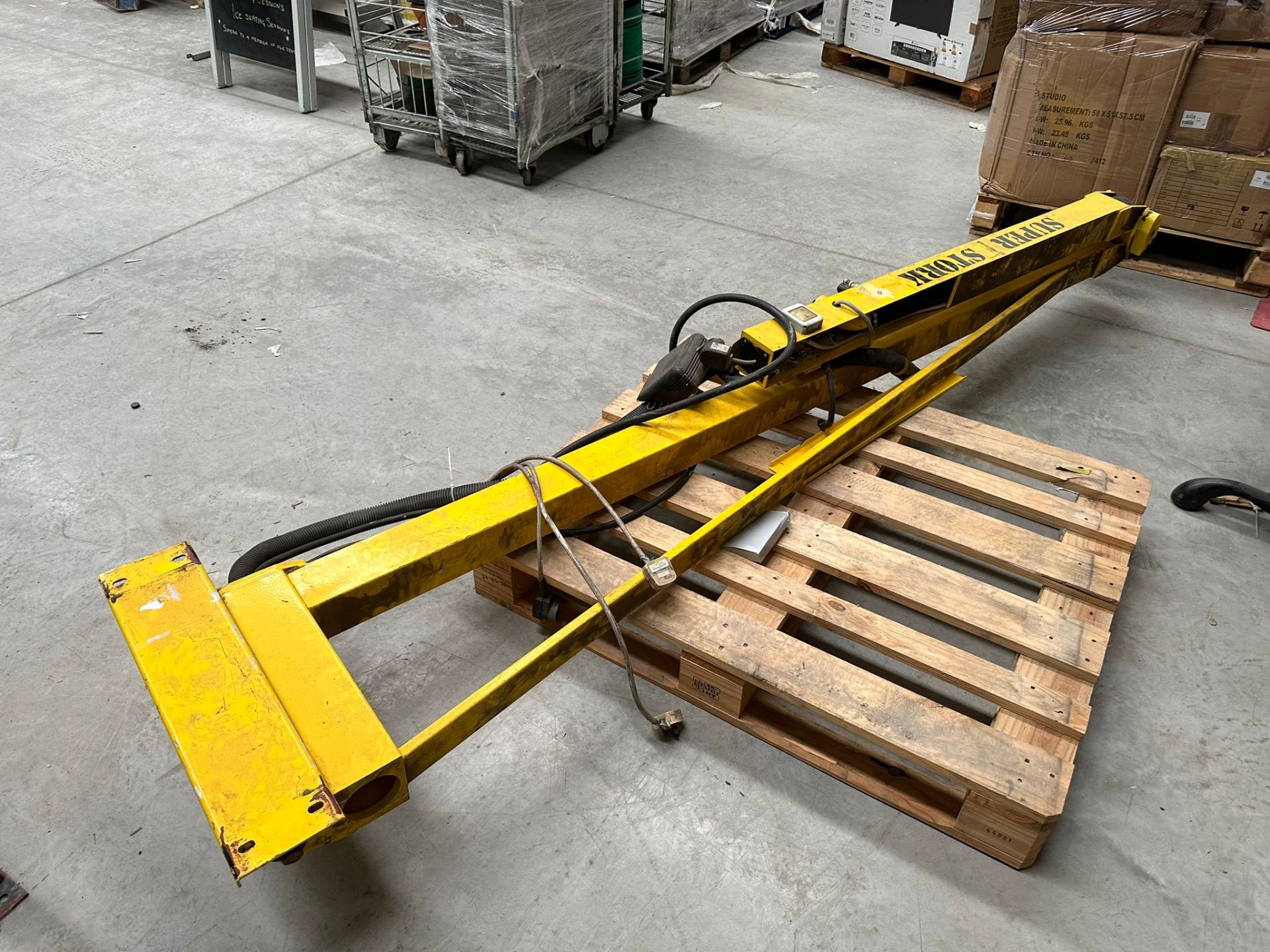 Super Stork Electric Crane / Lift - Image 27 of 30