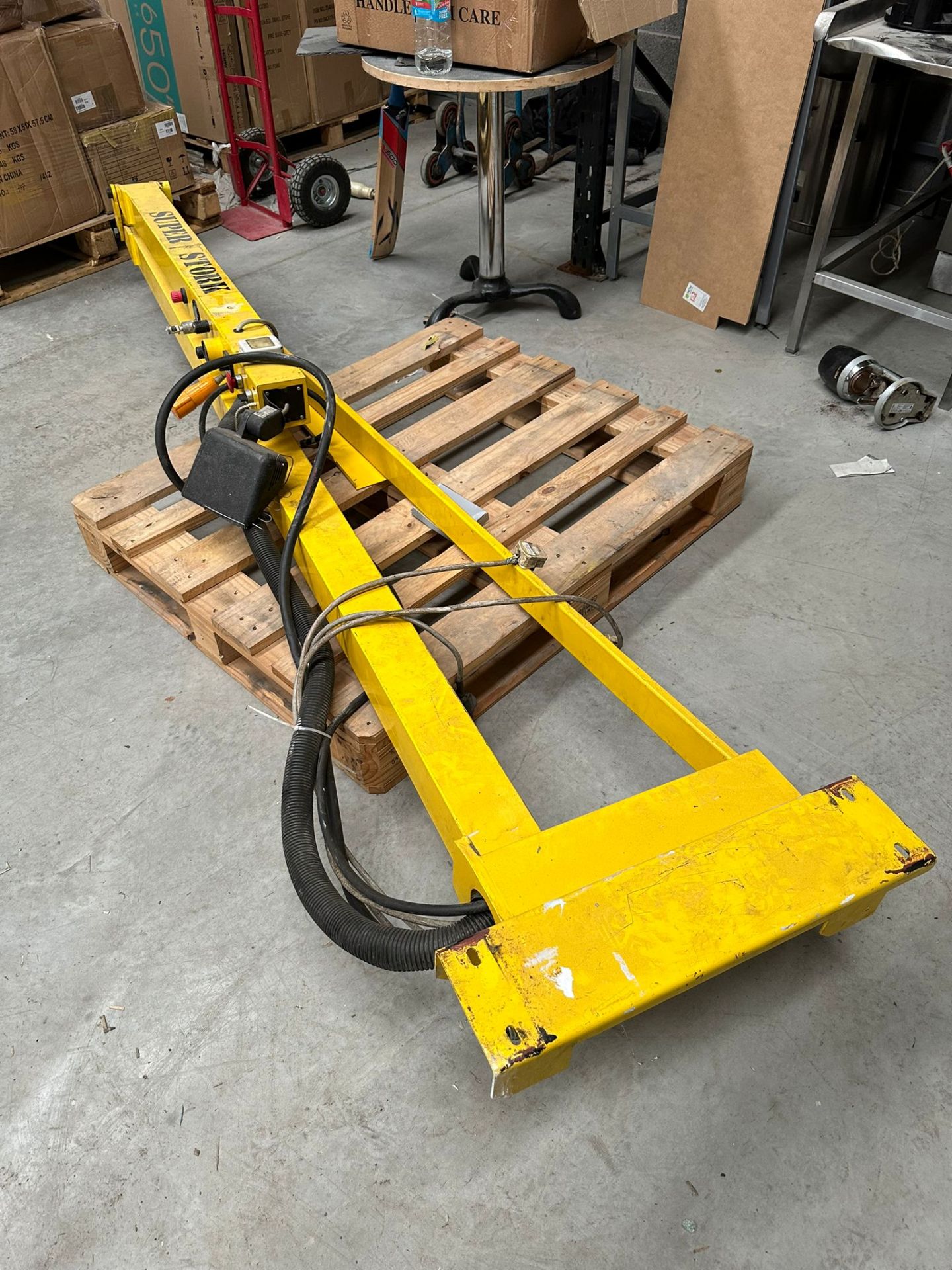 Super Stork Electric Crane / Lift - Image 17 of 30