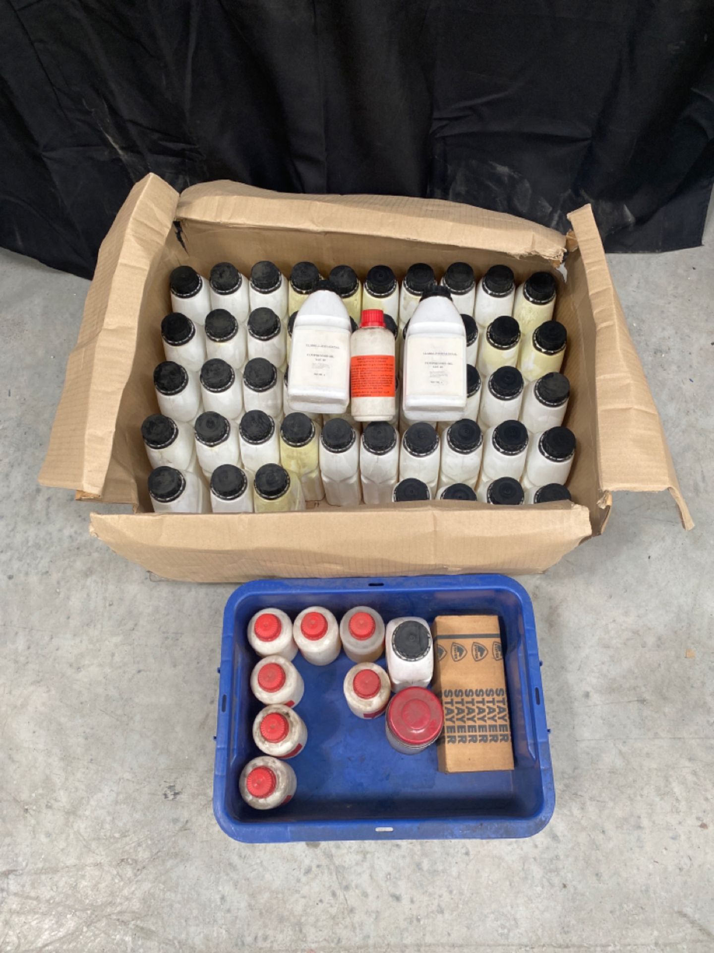 Quantity of Clarke Compressor Oil SAE40 and Surface Cleaner - No Reserve - Image 2 of 4