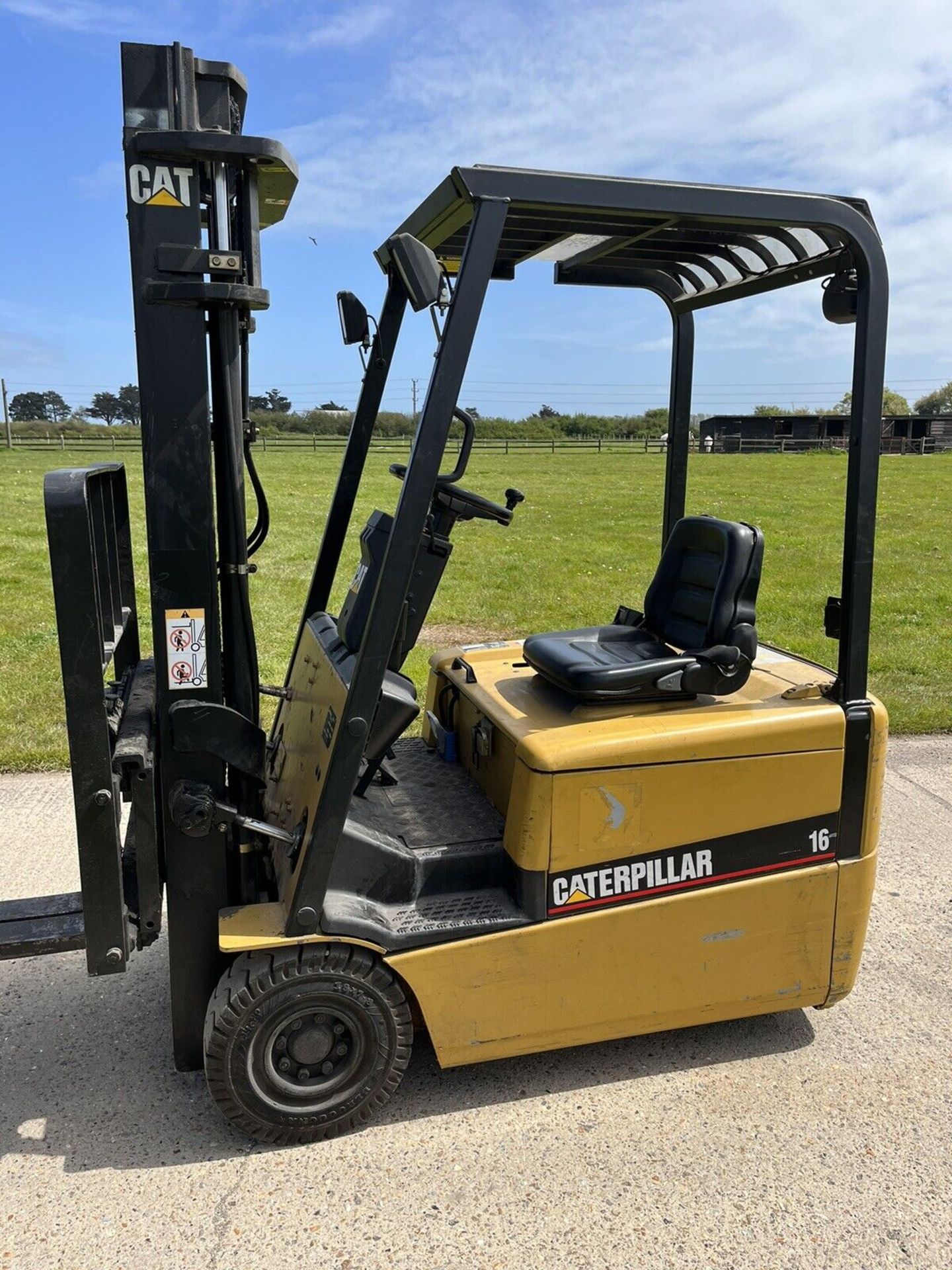 CAT 1.6 Tonne Electric Forklift Truck - Image 2 of 6