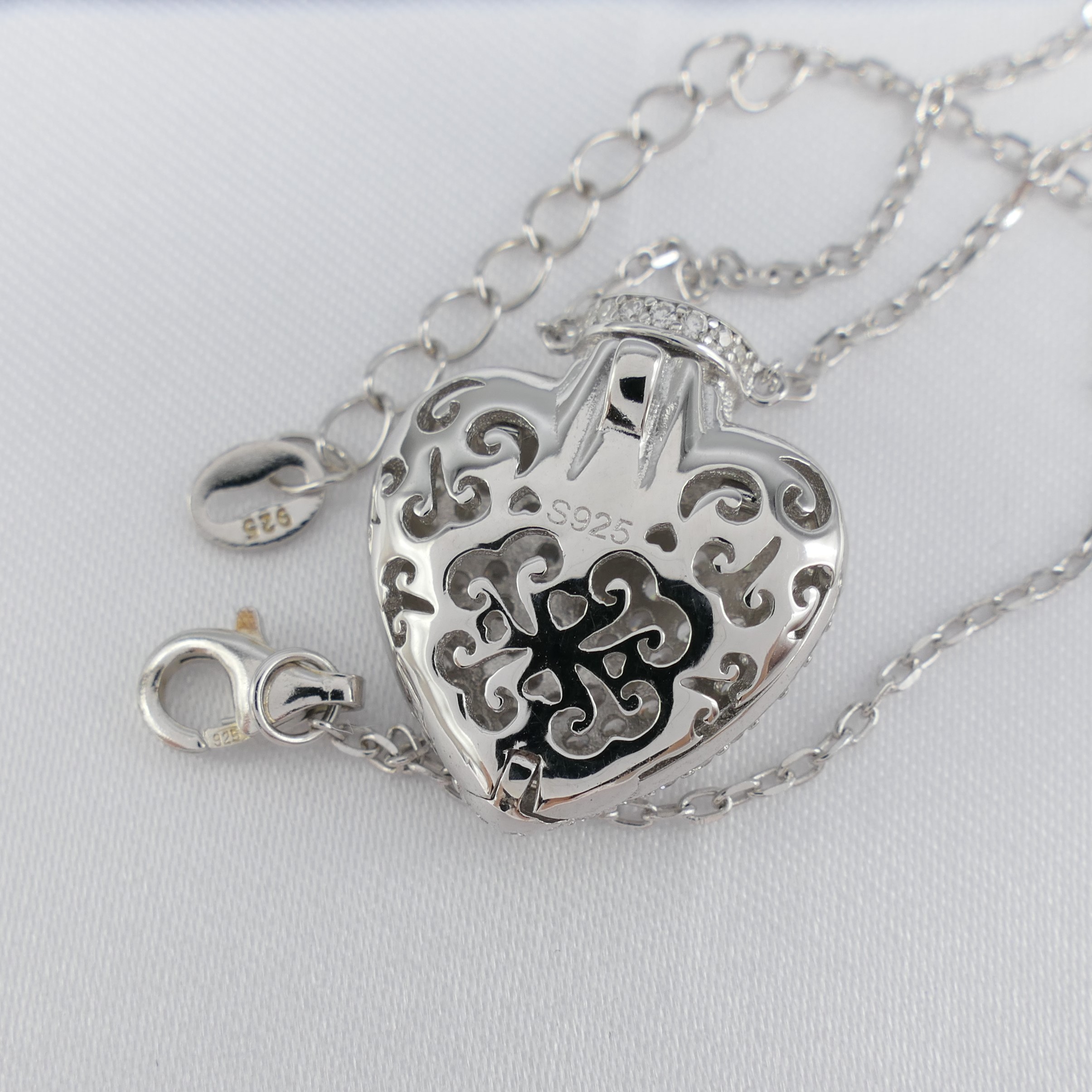Heart and crown trinket necklace set with multiple stones. - Image 3 of 7