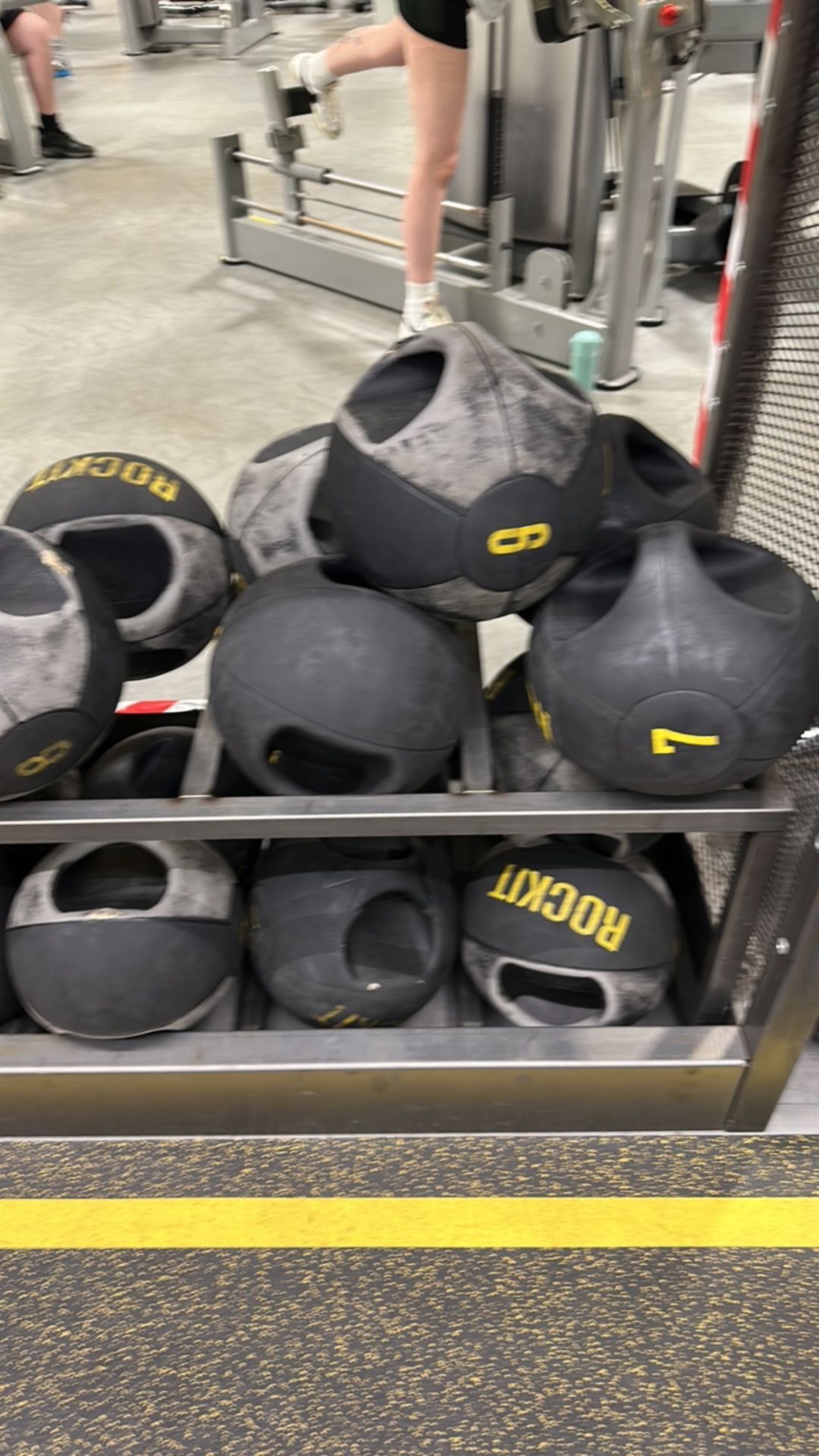 Various Rockit medicine balls x 18 - Image 3 of 3