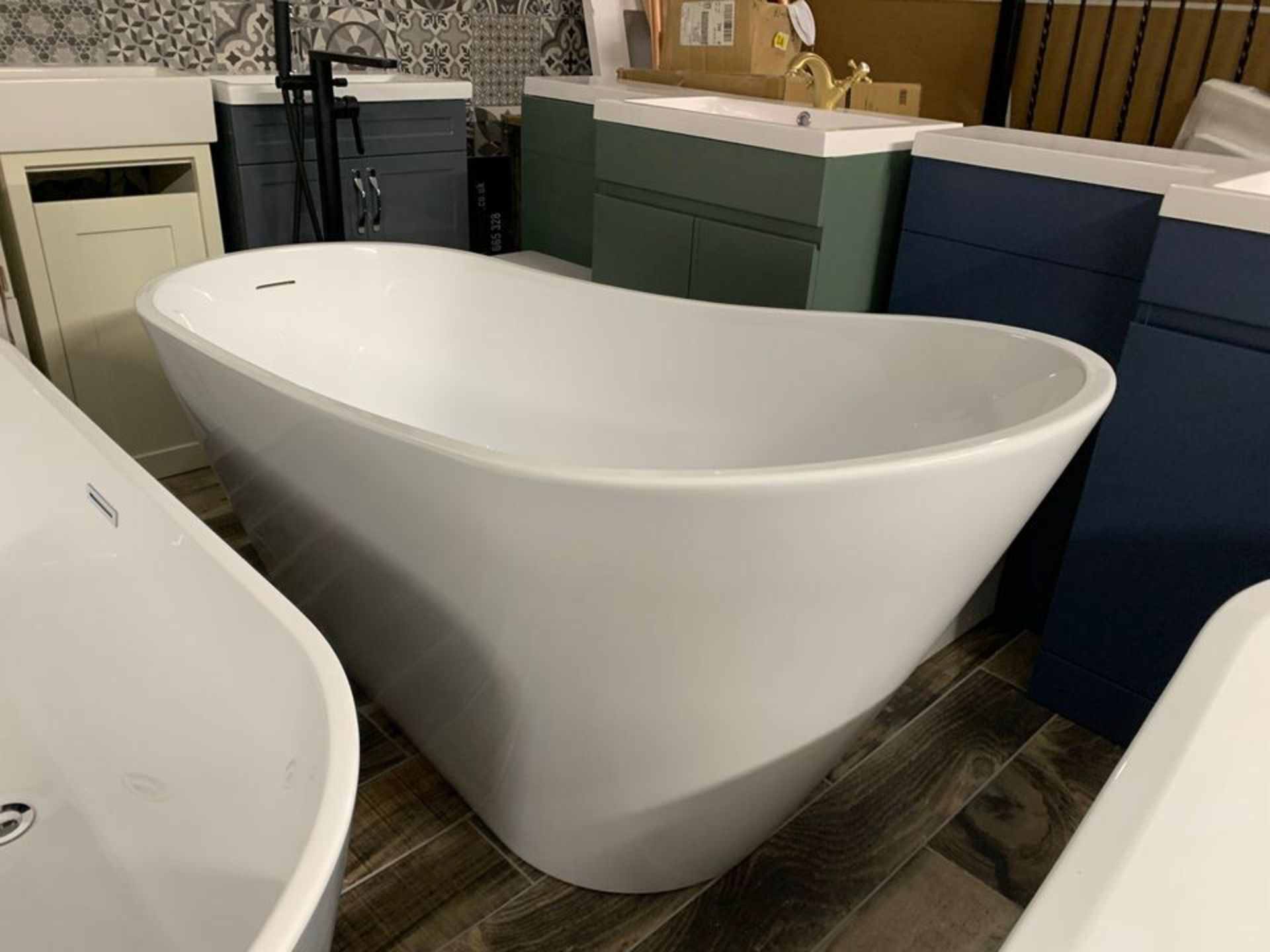 Designer 'CASCADE' White Freestanding Modern Slipper Bath in Arctic White – 1700mm x 740mm - Image 2 of 5