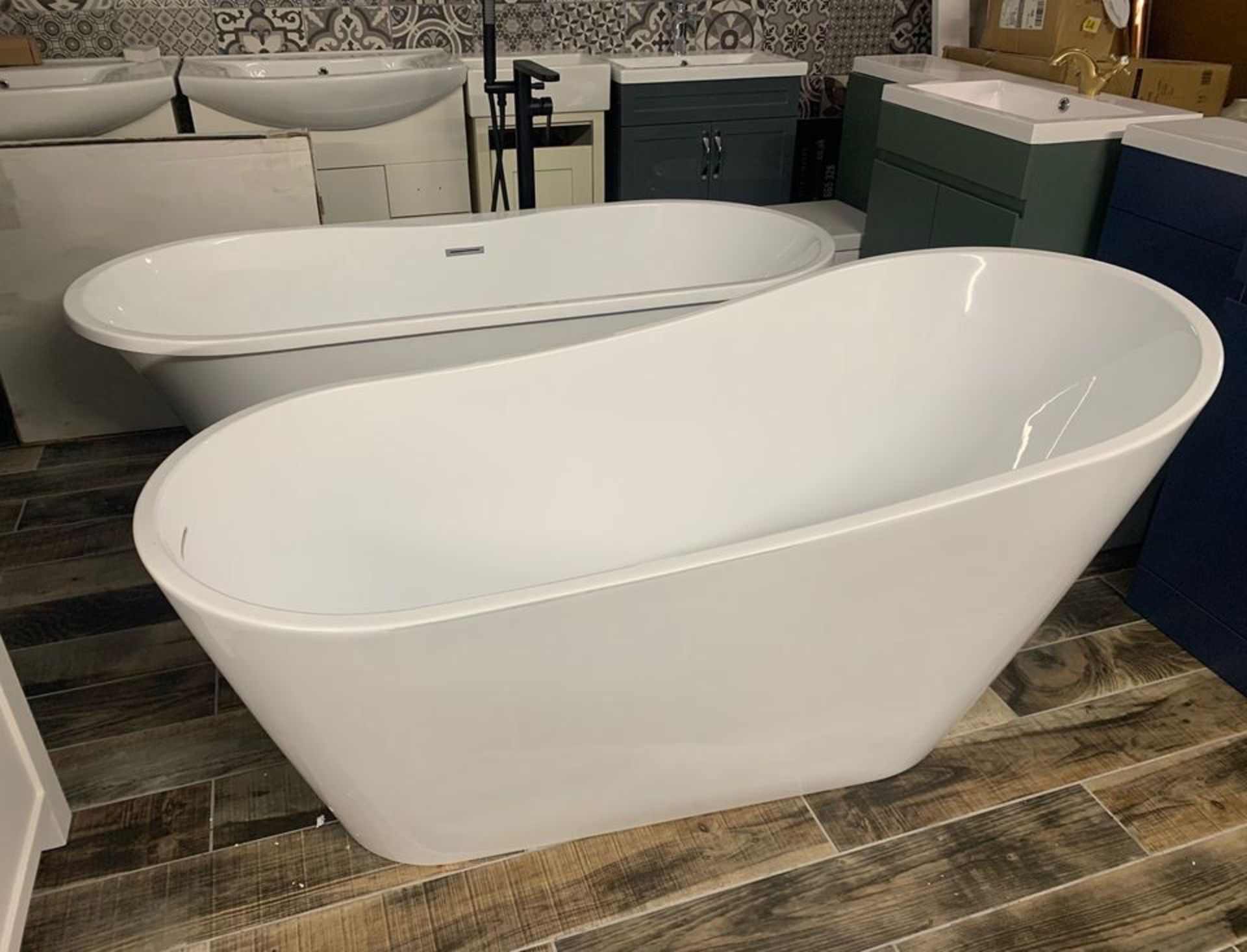 Designer 'CASCADE' White Freestanding Modern Slipper Bath in Arctic White – 1700mm x 740mm - Image 4 of 5