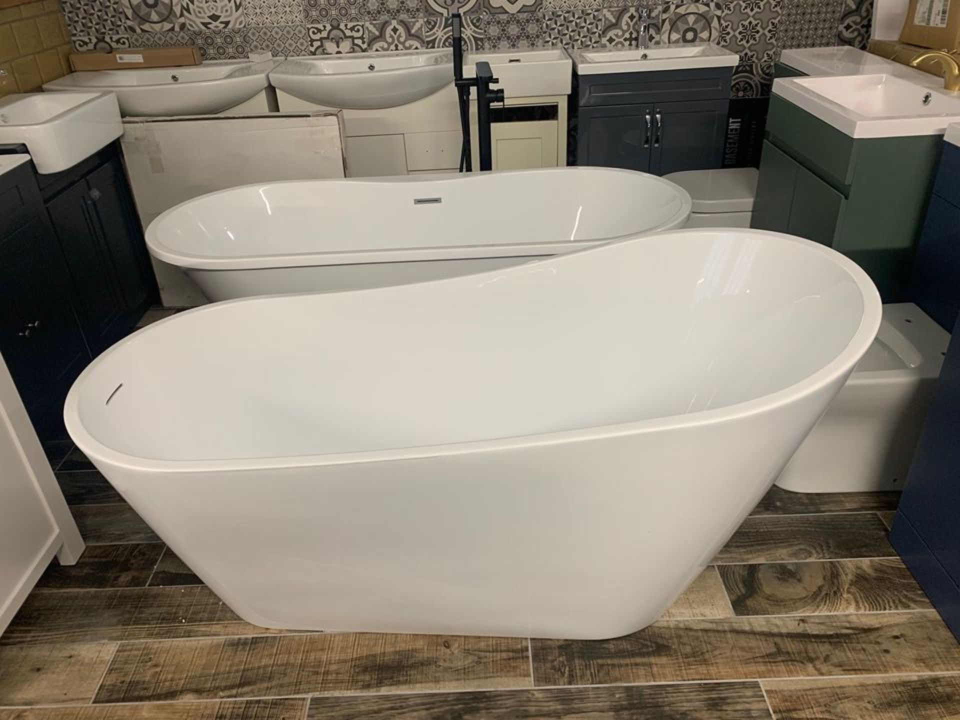 Designer 'CASCADE' White Freestanding Modern Slipper Bath in Arctic White – 1700mm x 740mm - Image 5 of 5