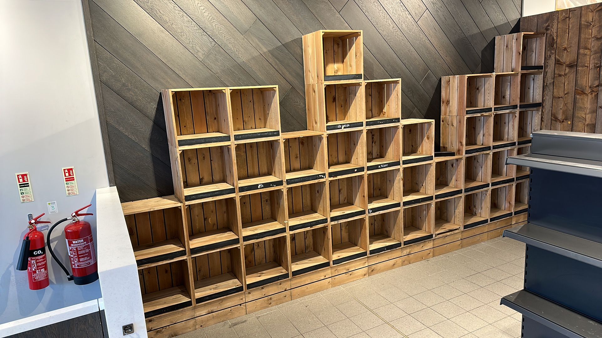 Wooden crate / pigeon hole display or storage - Image 2 of 5