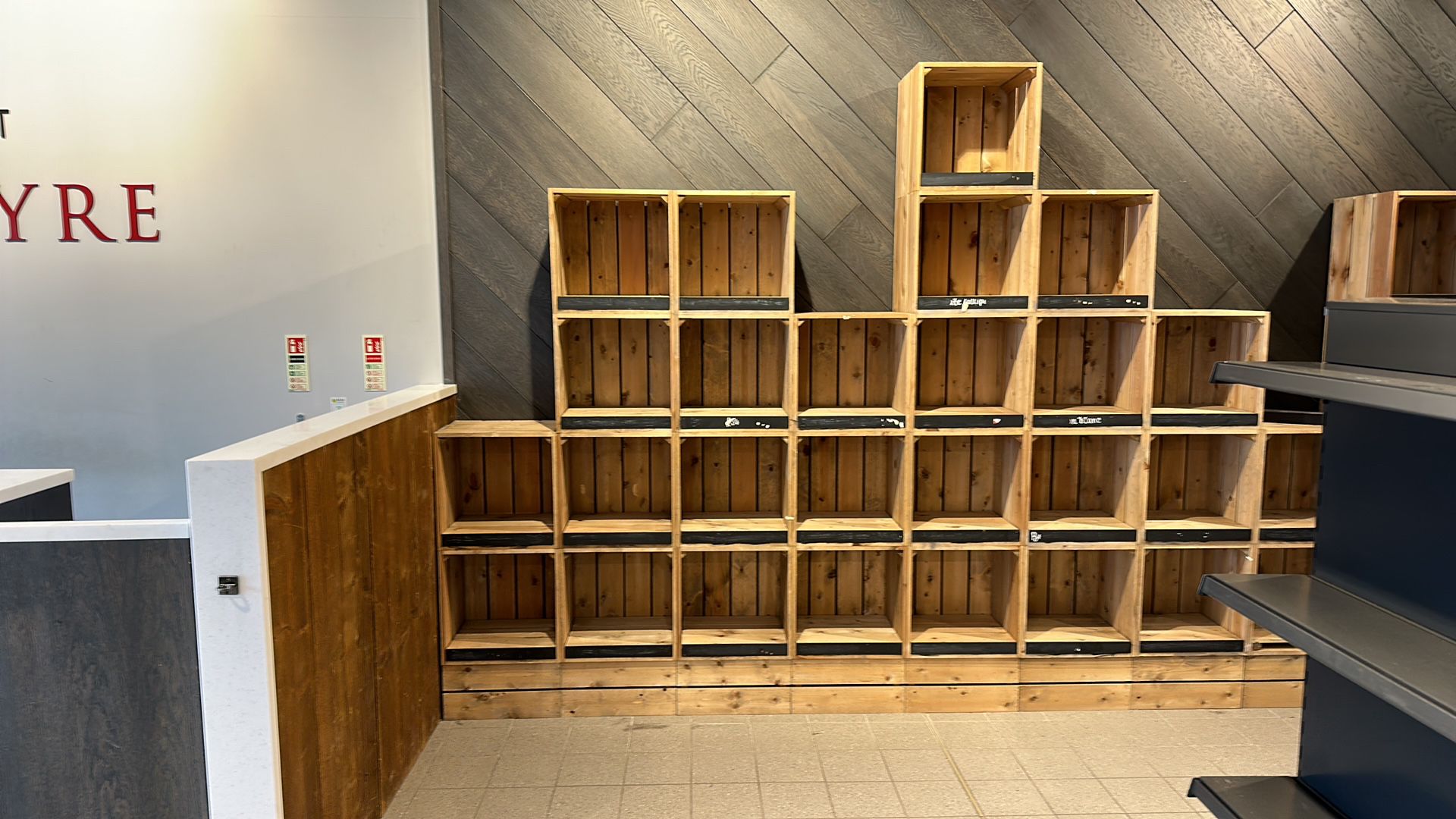 Wooden crate / pigeon hole display or storage - Image 3 of 5