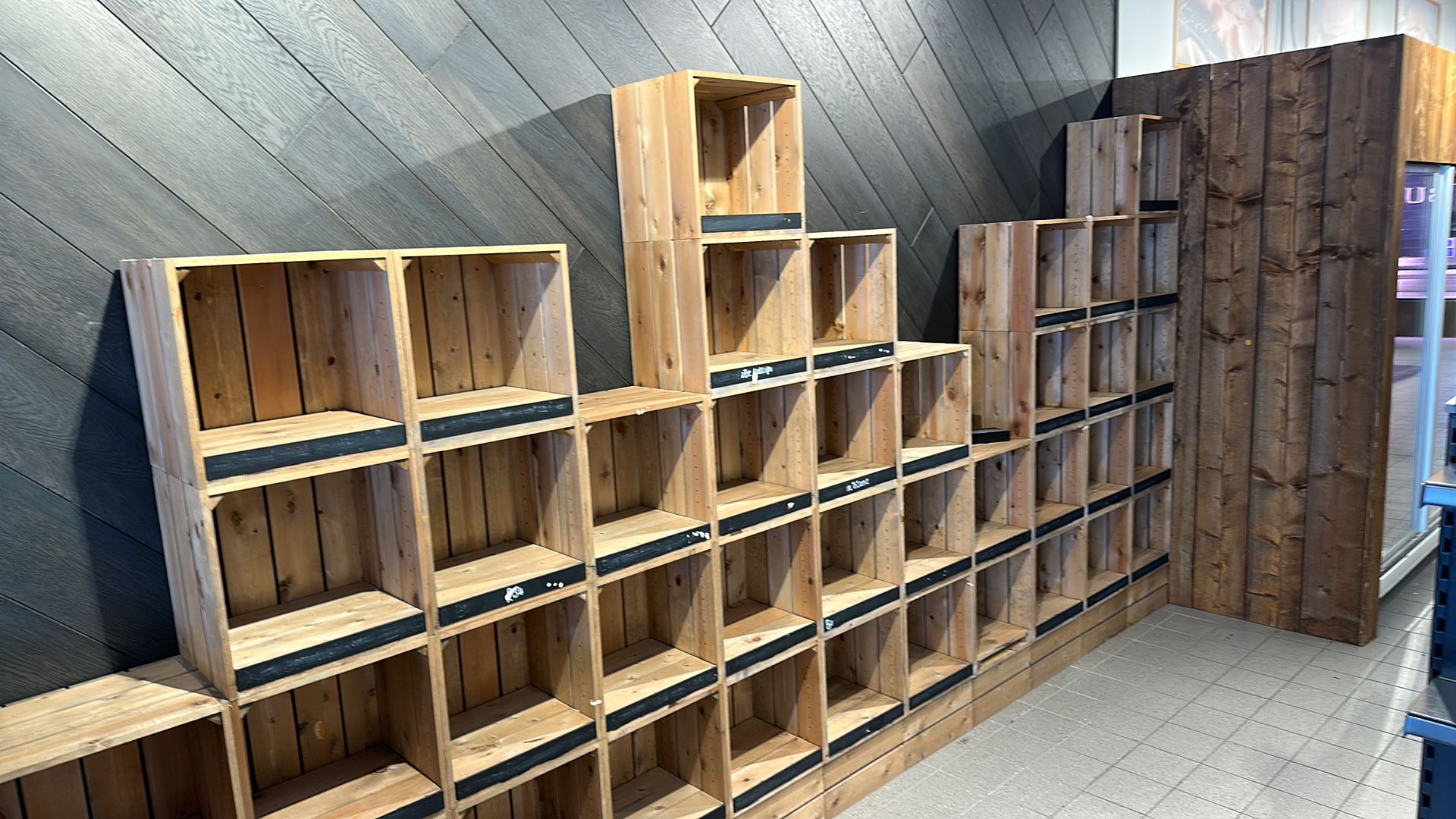 Wooden crate / pigeon hole display or storage - Image 4 of 5
