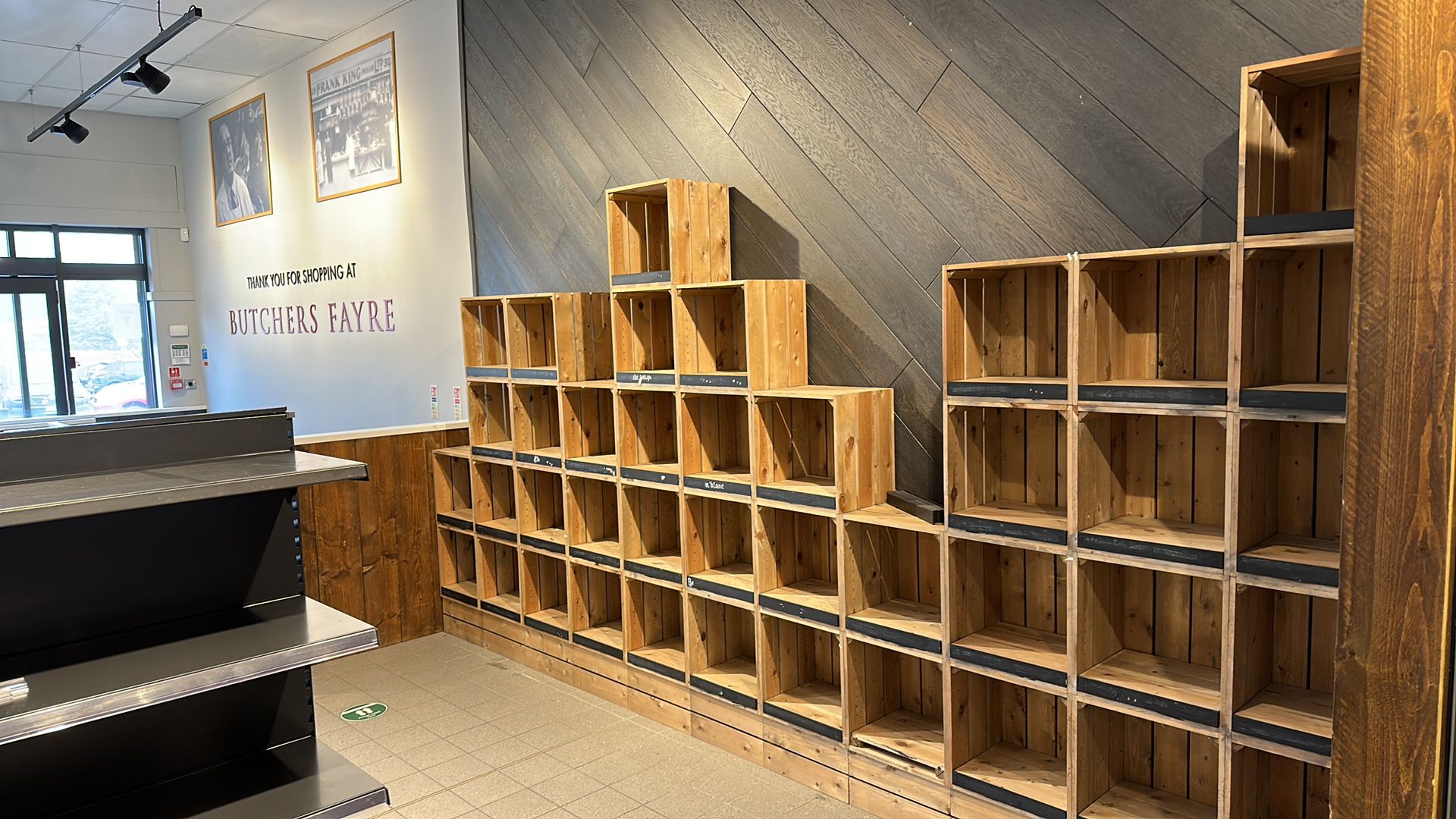 Wooden crate / pigeon hole display or storage - Image 5 of 5