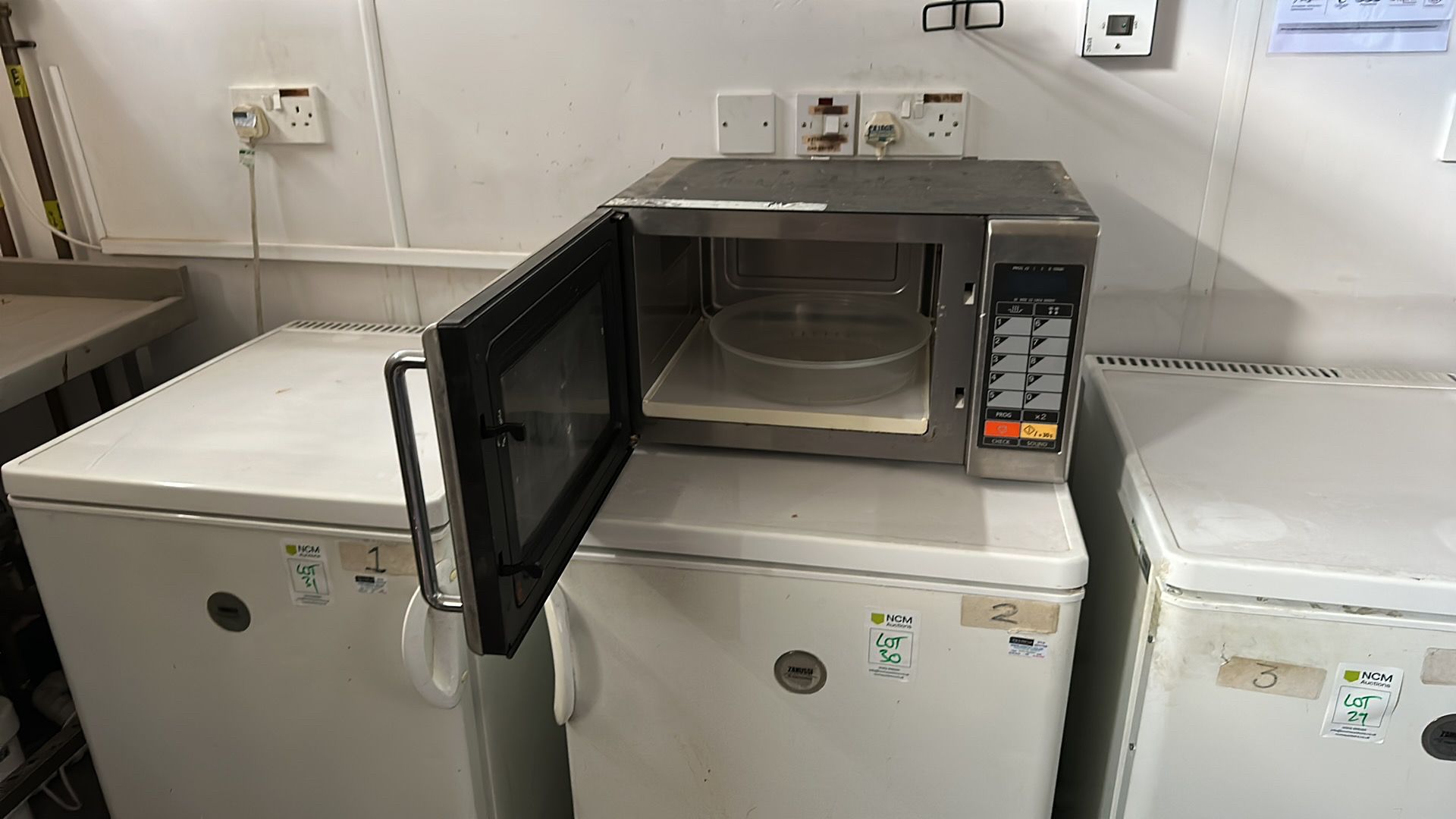 Samsung Kitchen Microwave - Image 4 of 4