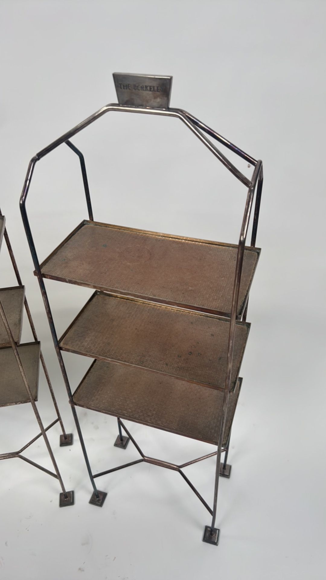 A trio of metal sandwich and cake stands - Bild 6 aus 8