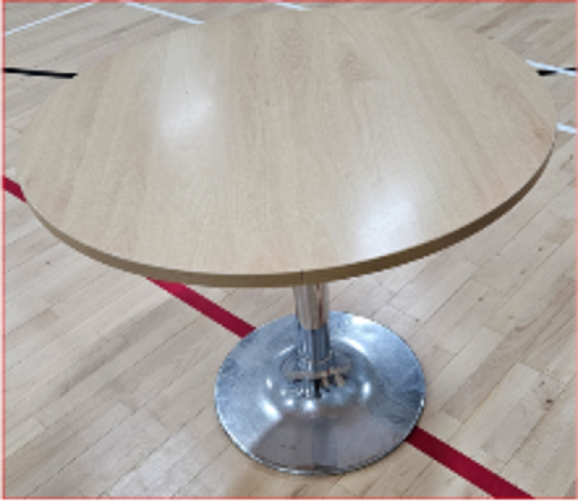 1 x Round Dining Room Table 900 ⌀