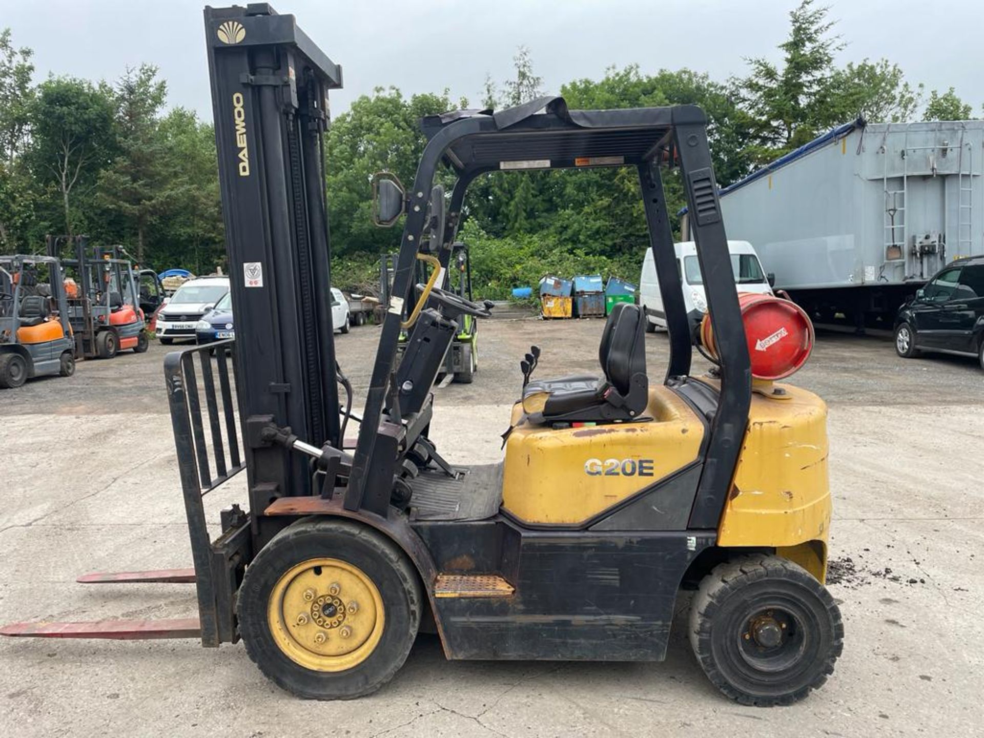 2001 Daewoo 2.0 Ton Gas Forklift - Image 2 of 5