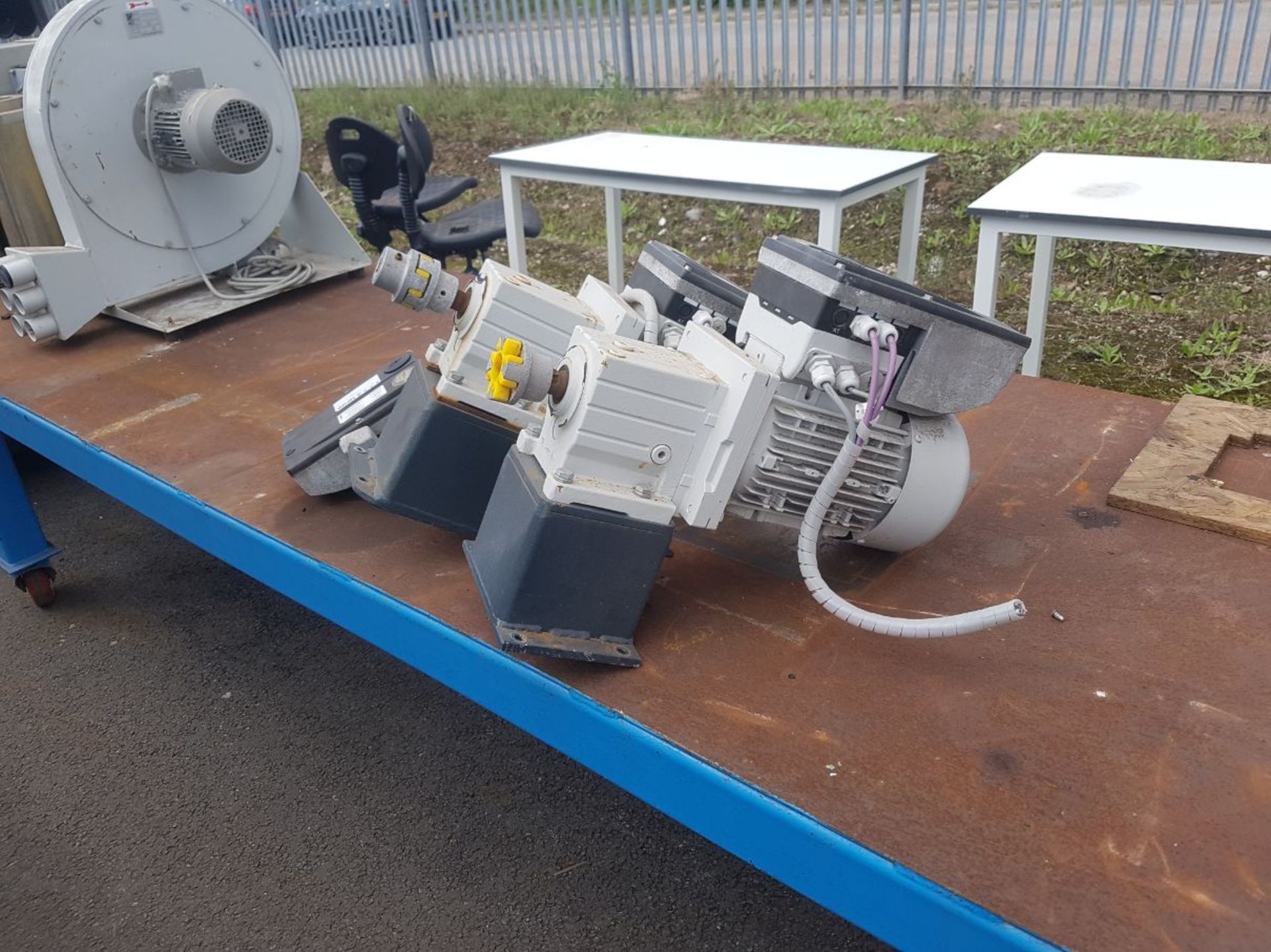 2 x Lenze 2.2kW motors with reduction gearboxes including variable frequency controller - Image 6 of 7