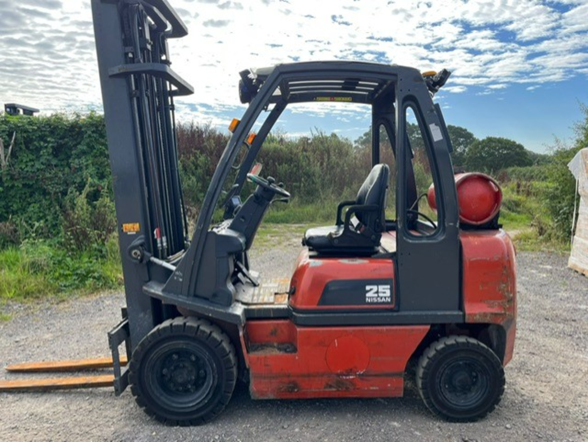 NISSAN 2.5 Tonne Forklift - Image 2 of 7