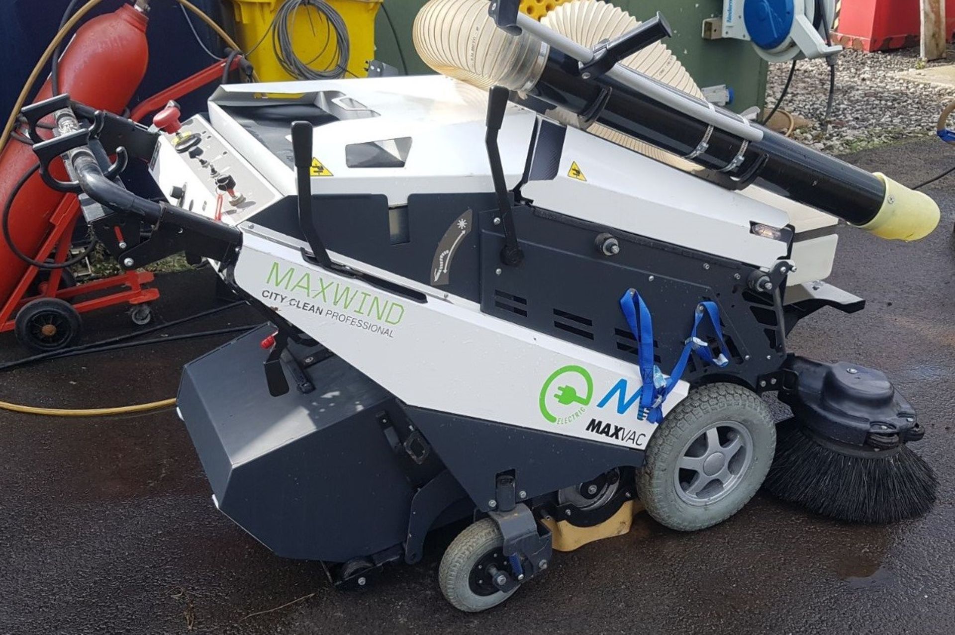 2018 MaxWind All Electric Sweeper - (Just under 63 hours from new) ***Reserve Lowered`*** - Image 4 of 12