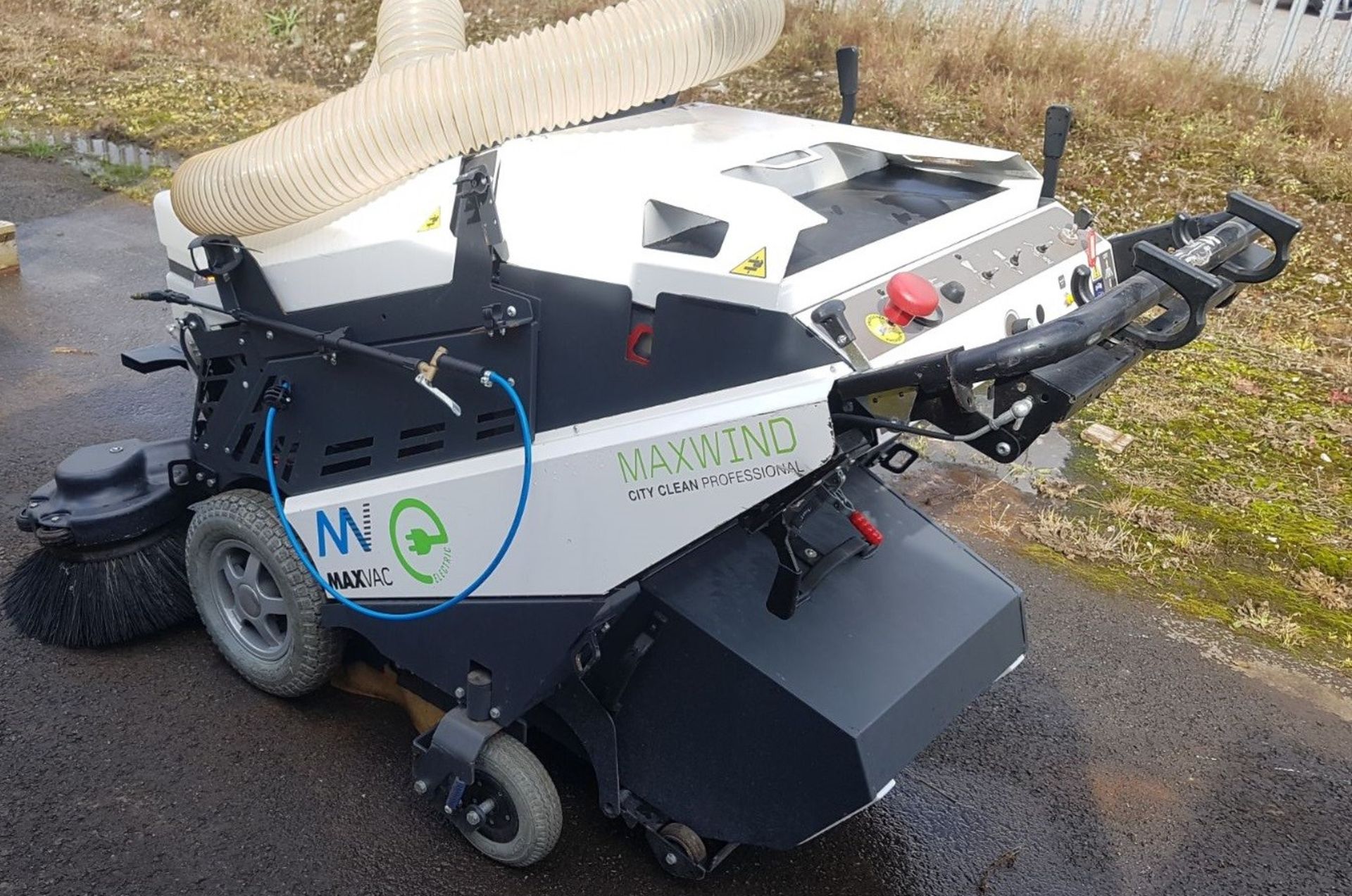 2018 MaxWind All Electric Sweeper - (Just under 63 hours from new) ***Reserve Lowered`*** - Image 3 of 12