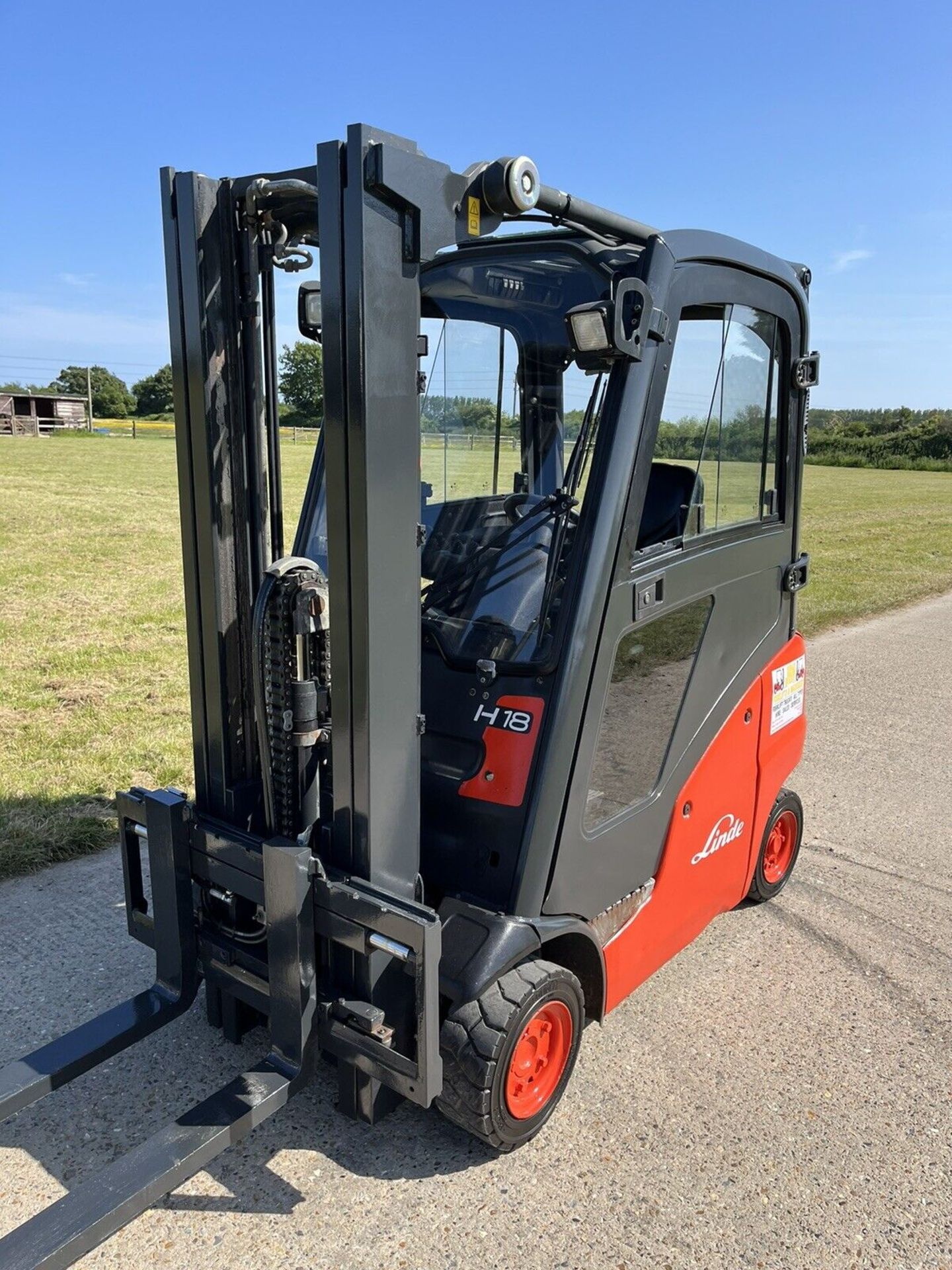 LINDE, 1.8 Tonne Diesel Forklift - Container Spec (Full Cab) - Image 4 of 7