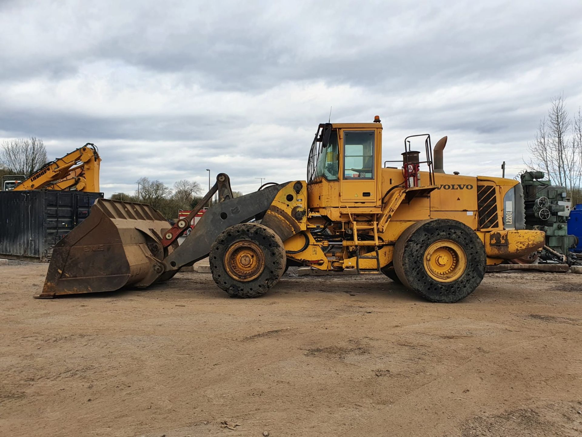 2004 Volvo L220E Loading Shovel - Image 2 of 3