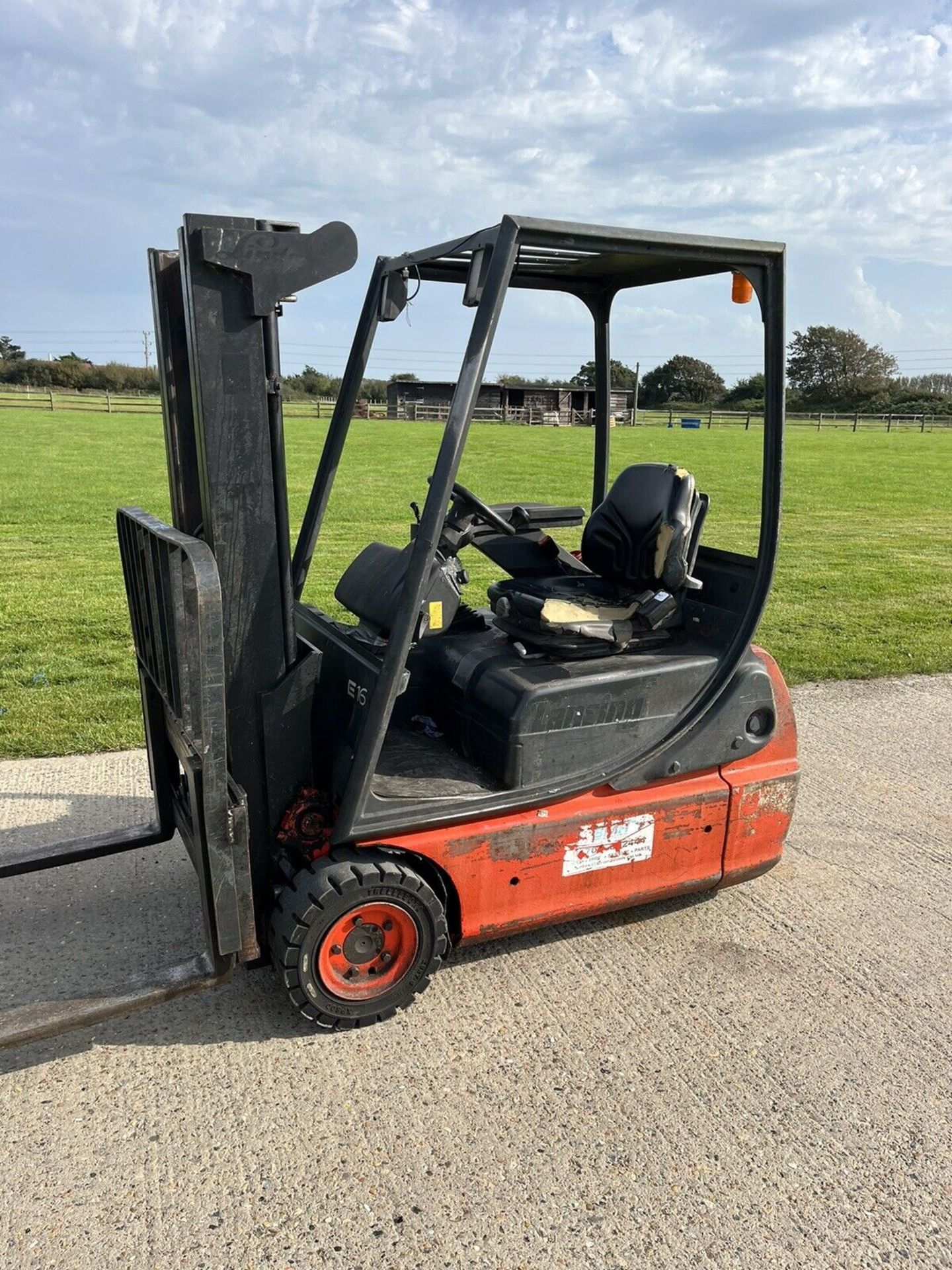 LINDE, 1.6 Ton Electric Forklift - Image 2 of 2