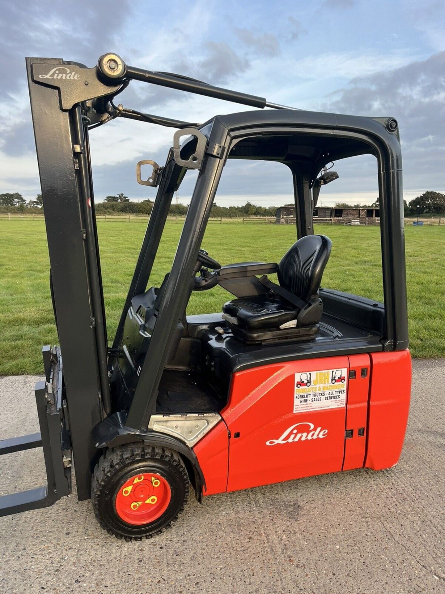 LINDE 1.8 Tonne Electric Forklift Truck - Image 4 of 5