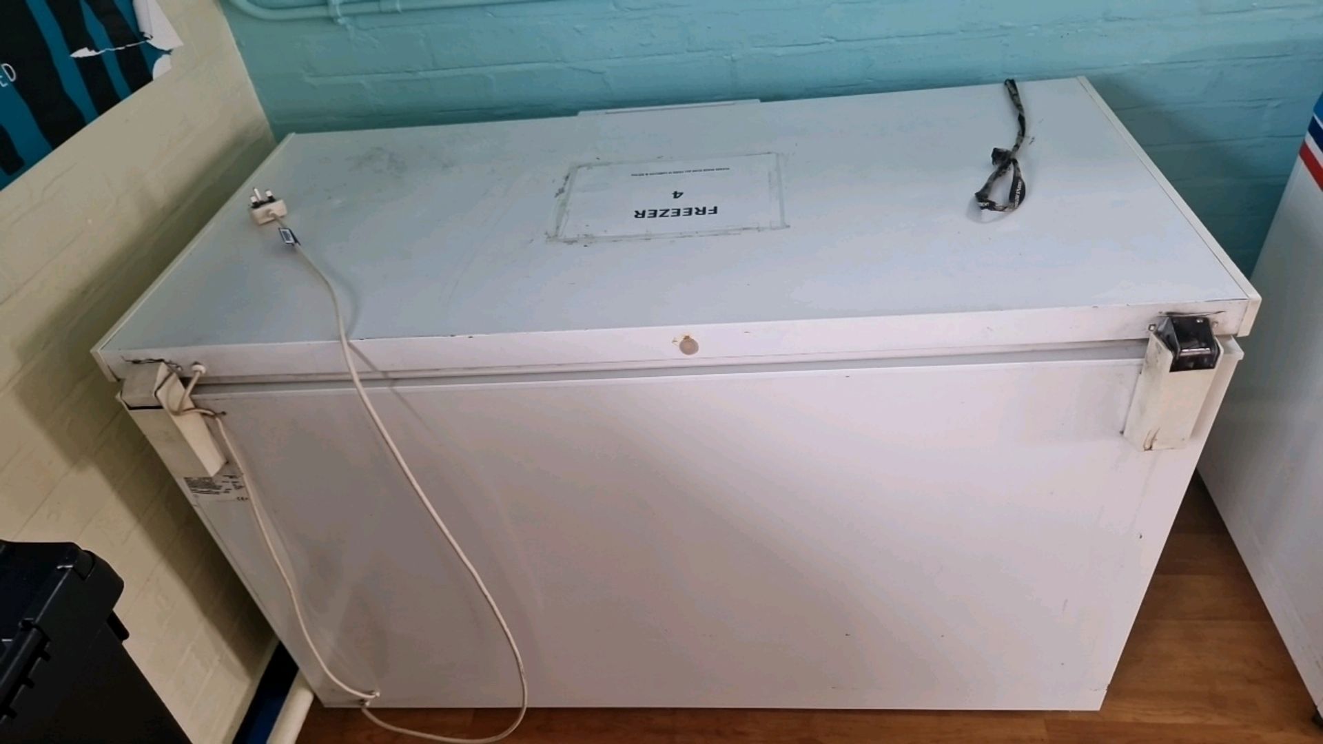 Large Chest Freezer - Image 2 of 4