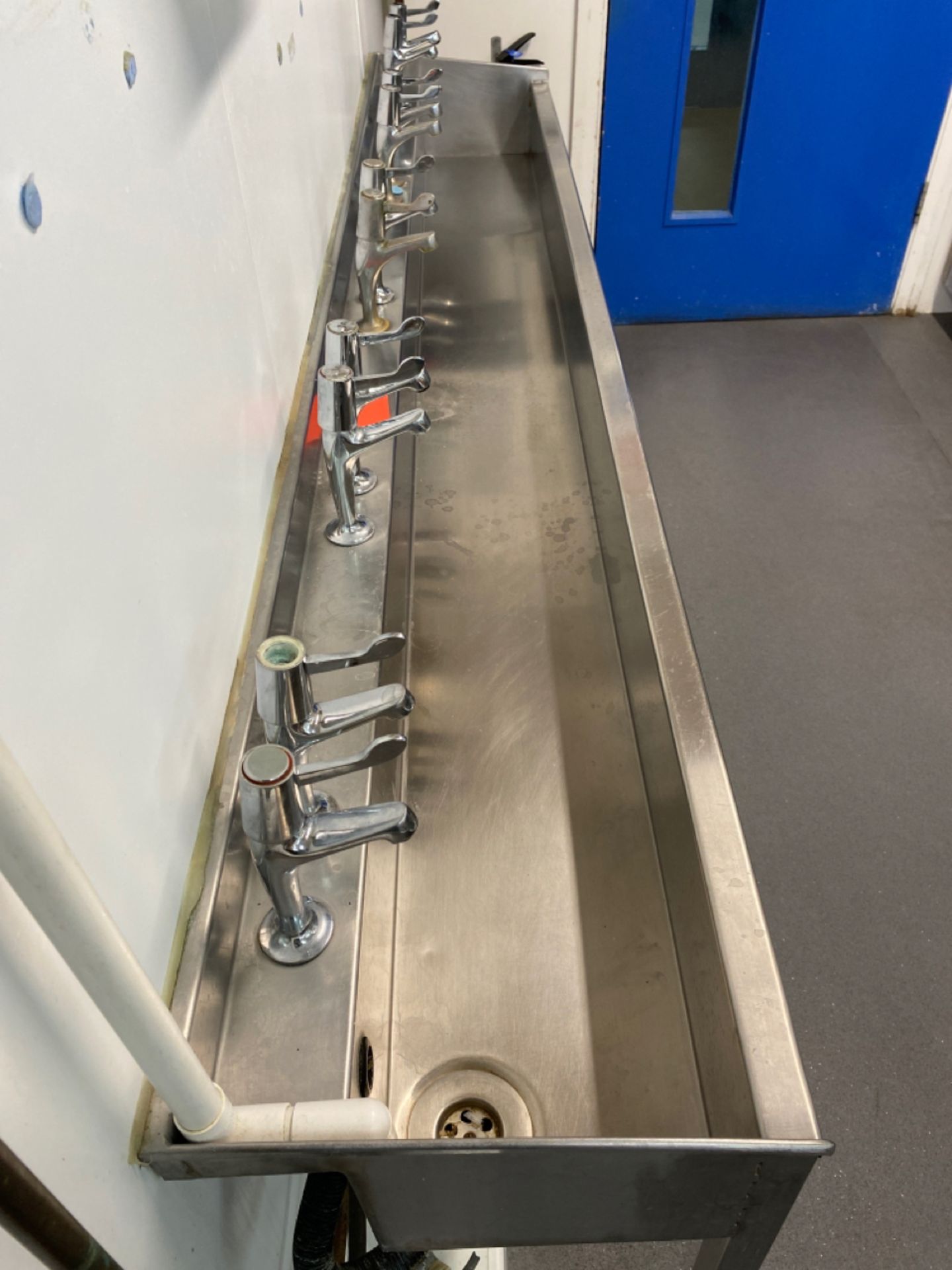 Wash trough - 5 pairs of taps - Image 7 of 8
