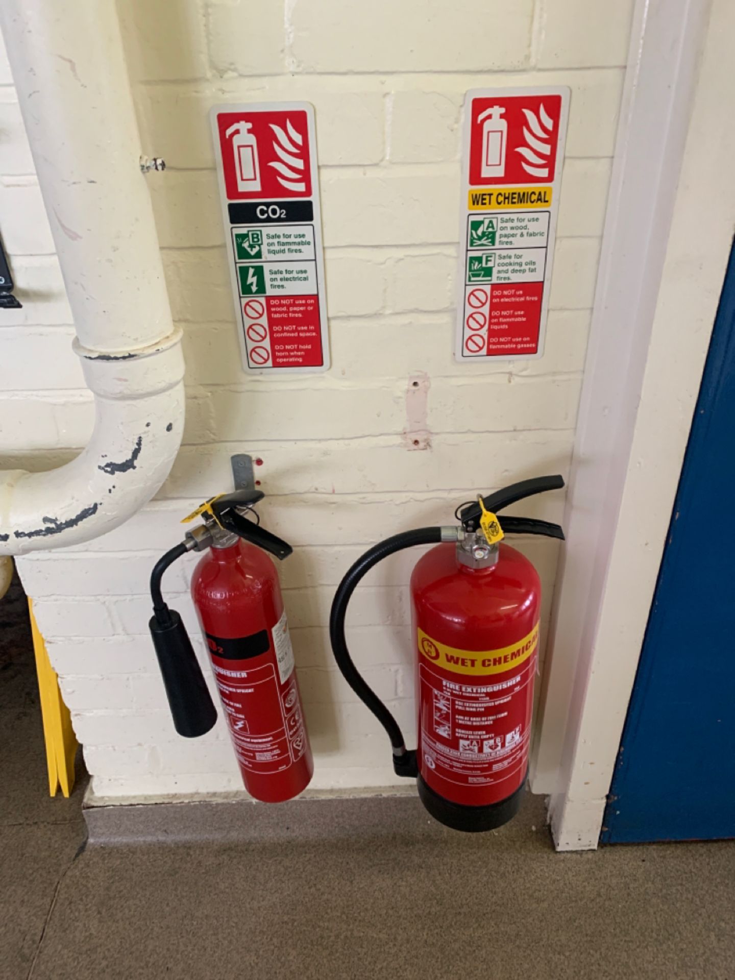 Set of 4 Fire Extinguishers - Image 3 of 3