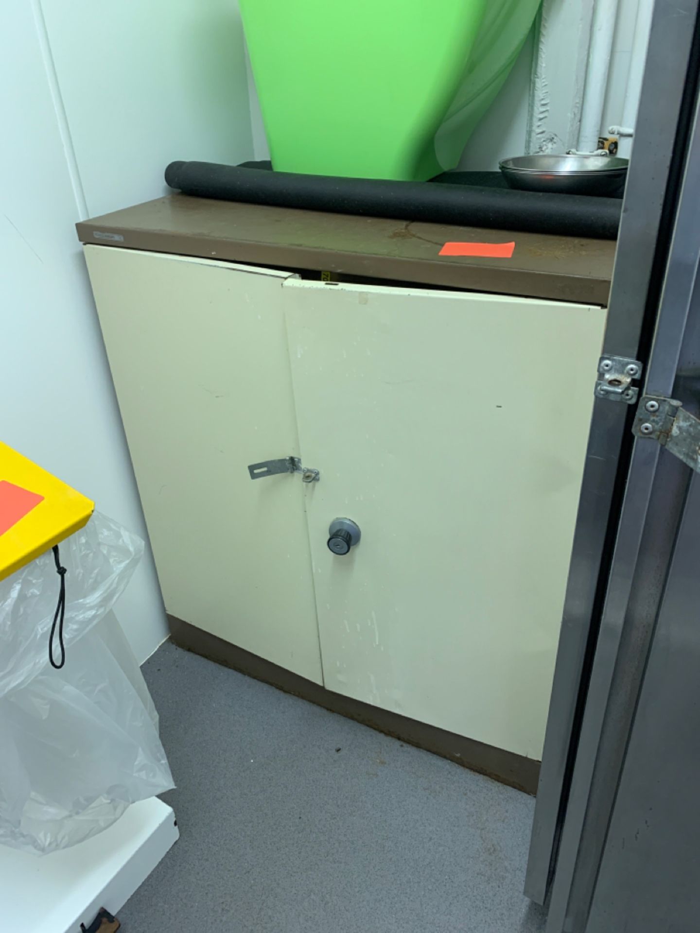 2 Door Metal Lockable Storage Cupboard - Image 4 of 4