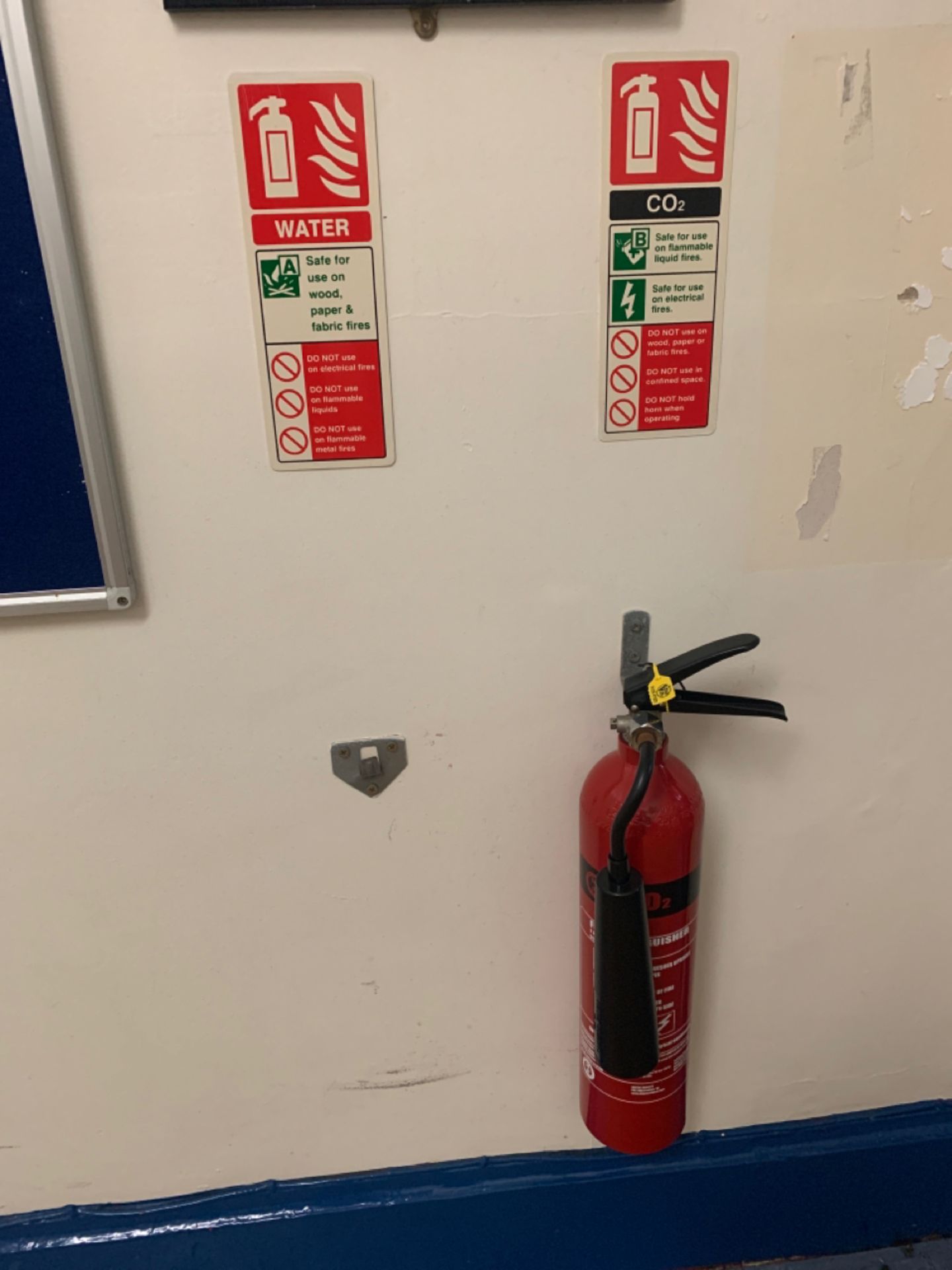 Set of 5 Fire Extinguishers - Image 4 of 4