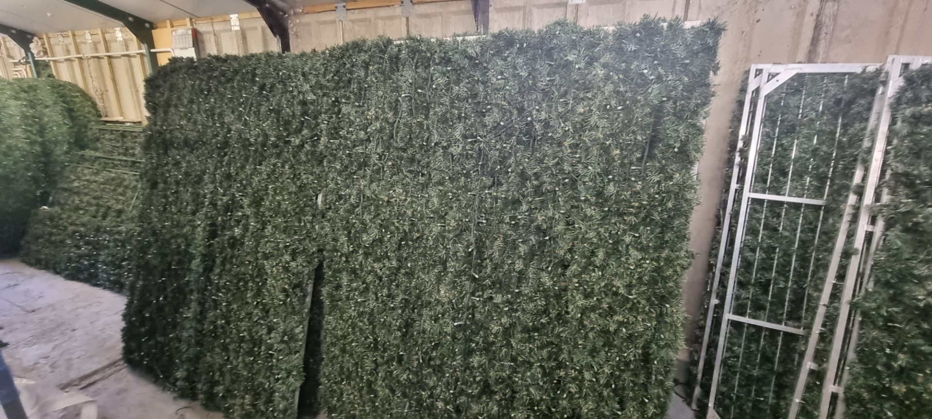 2 x Seasonal Aluminium Panels with Green Garland - Image 2 of 2