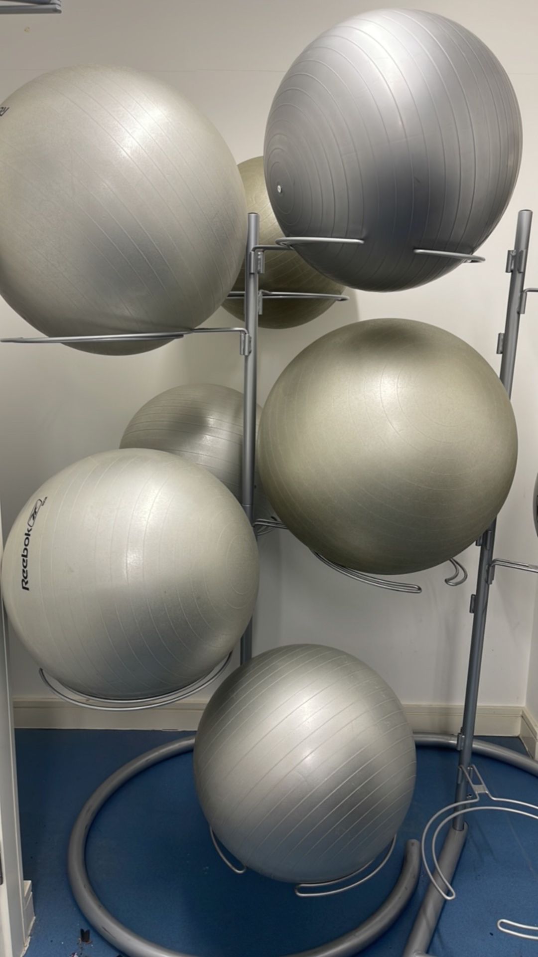 2 x Reebok Excercise Ball Stands & 9 Balls - Image 2 of 4