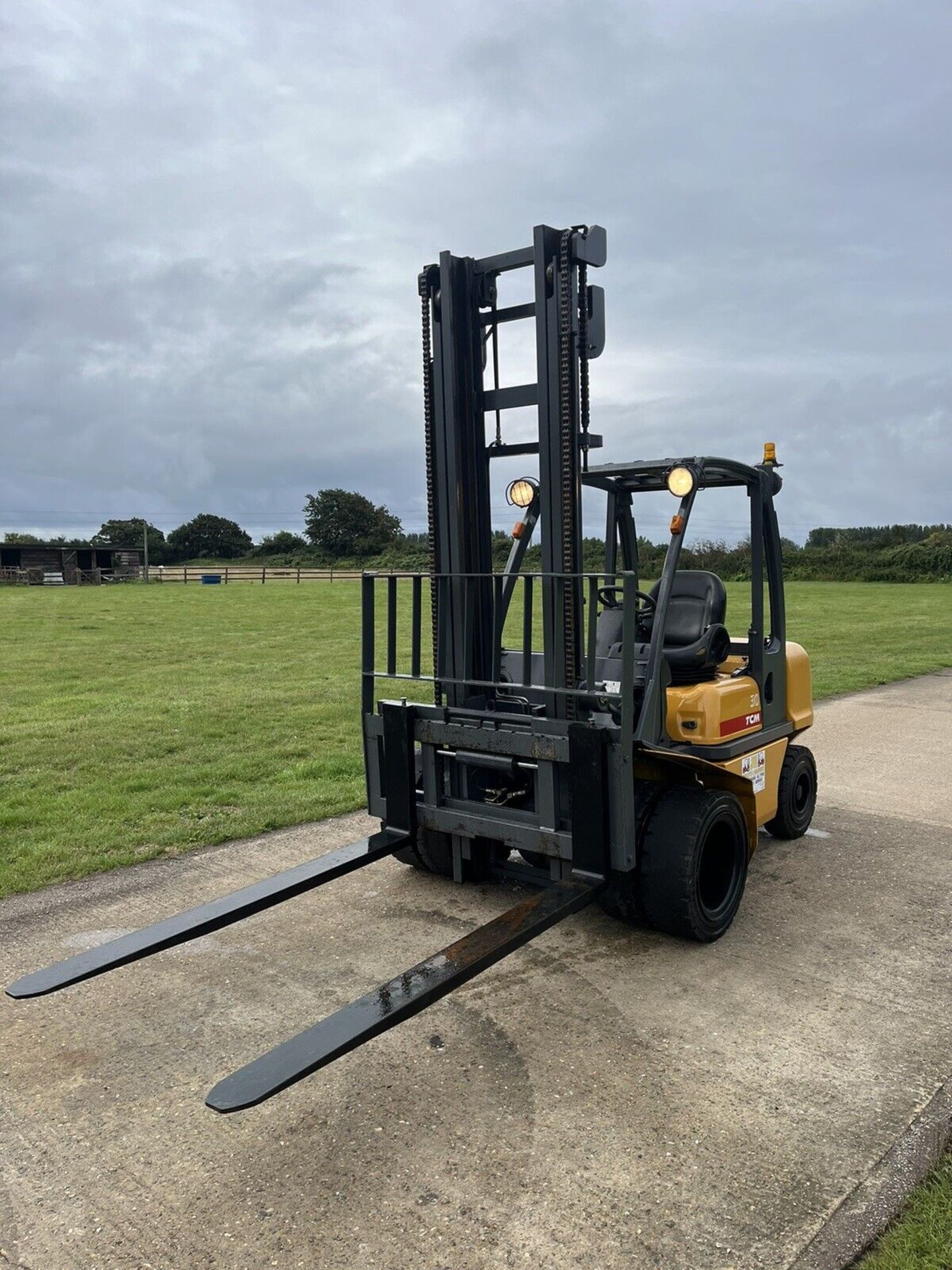 TCM, 3 Ton Diesel Forklift Truck (Twin Wheels Wide Carriage) 6ft forks scrap yard truck - Image 2 of 7