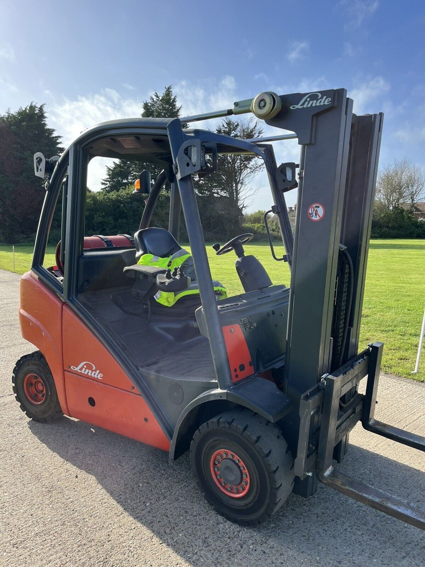 LINDE - H25 Gas Forklift (Container Spec) - Image 2 of 4
