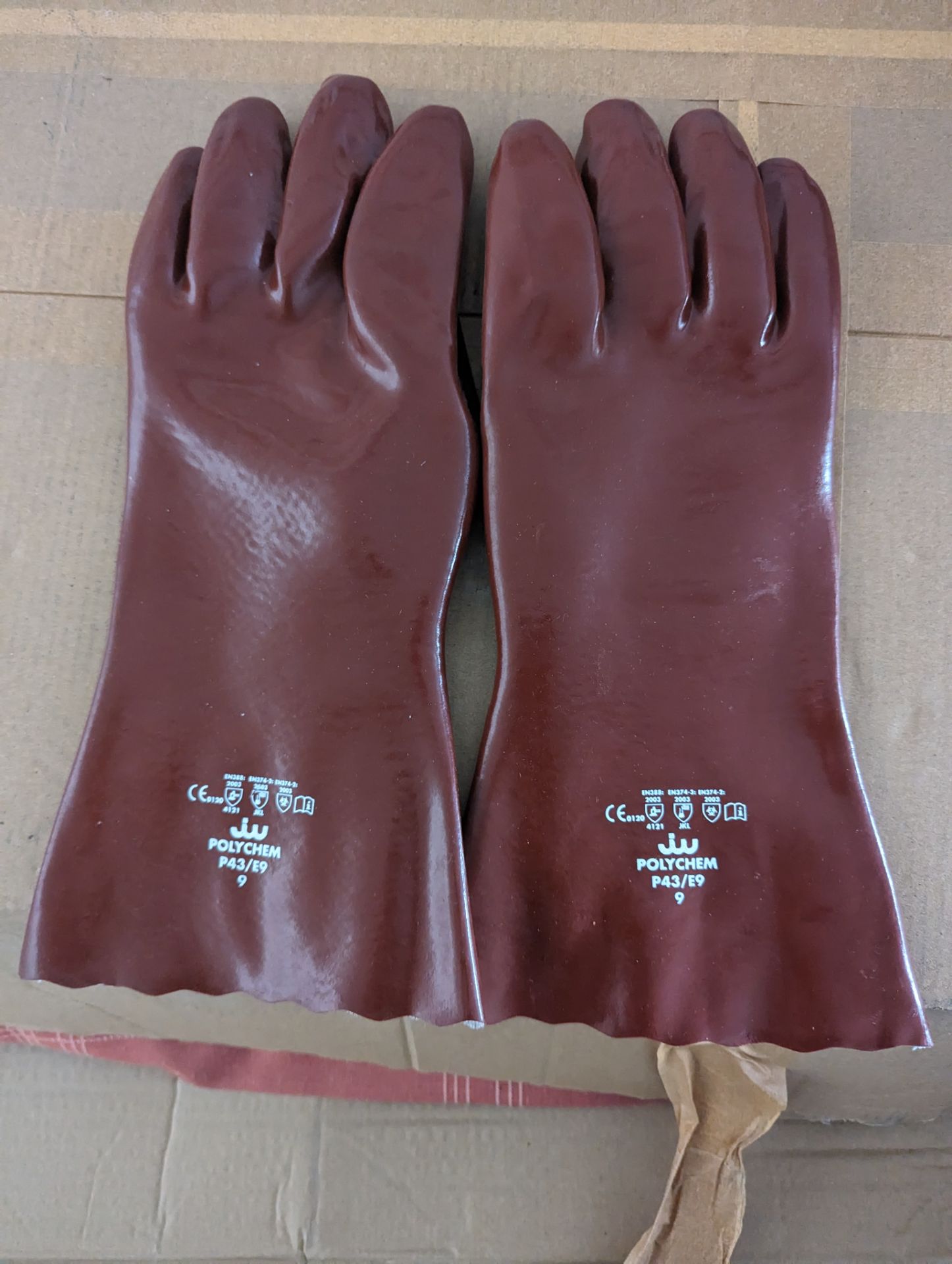 Chemical resistant gloves - Image 2 of 3