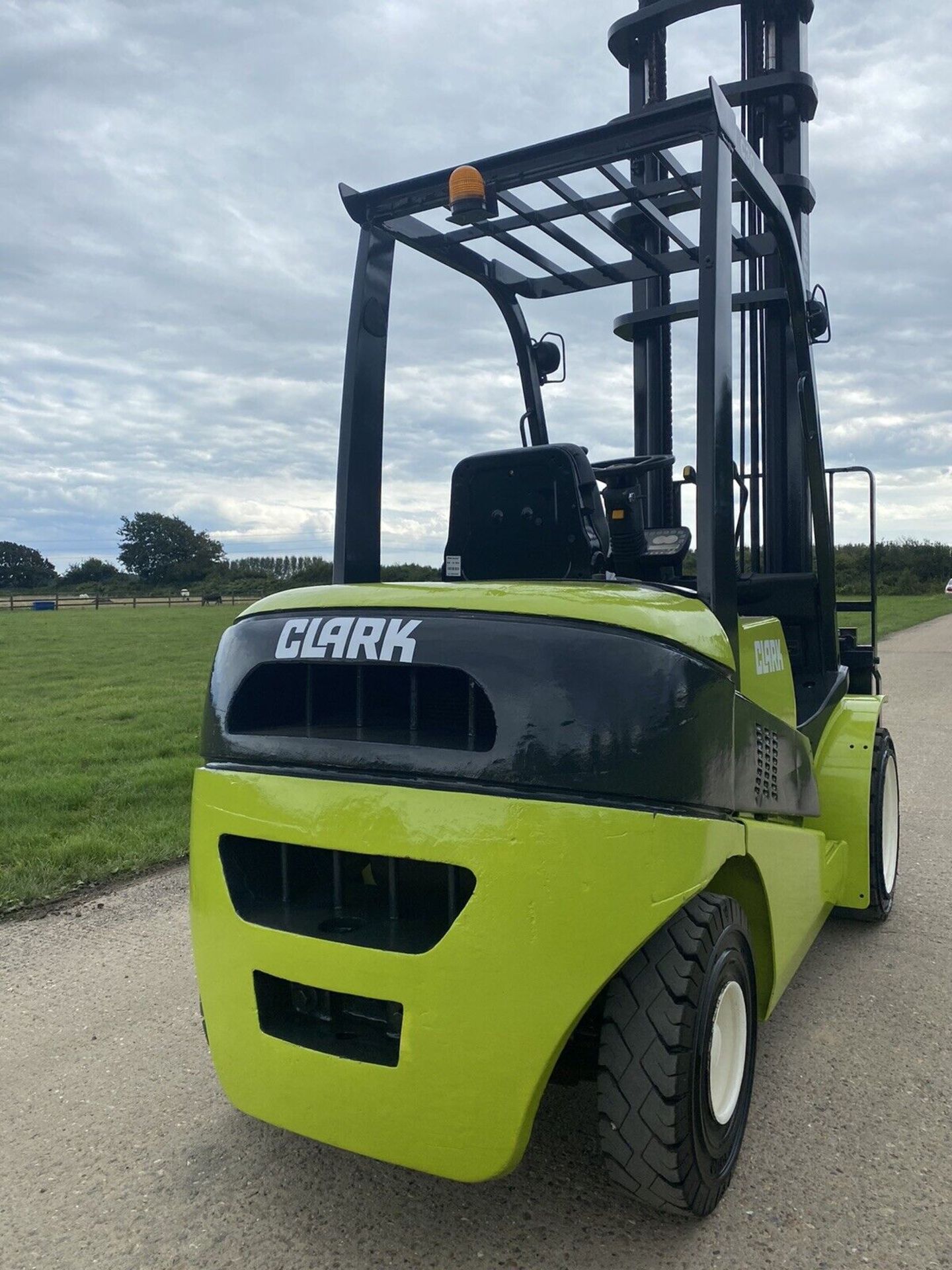 2015 CLARK - Diesel Forklift Truck - Image 2 of 8