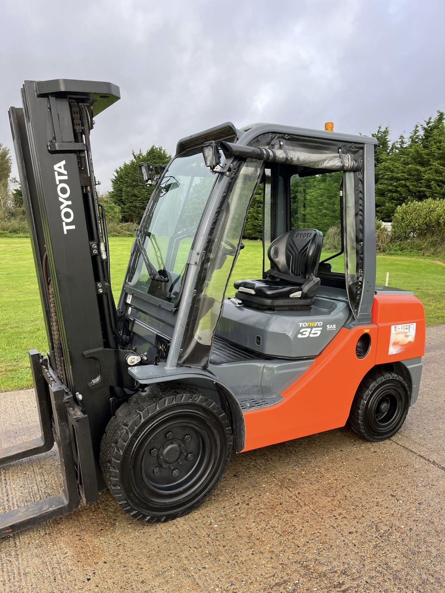 2018 TOYOTA, 3.5 Tonne Diesel Forklift (Triple Mast) - Image 2 of 7