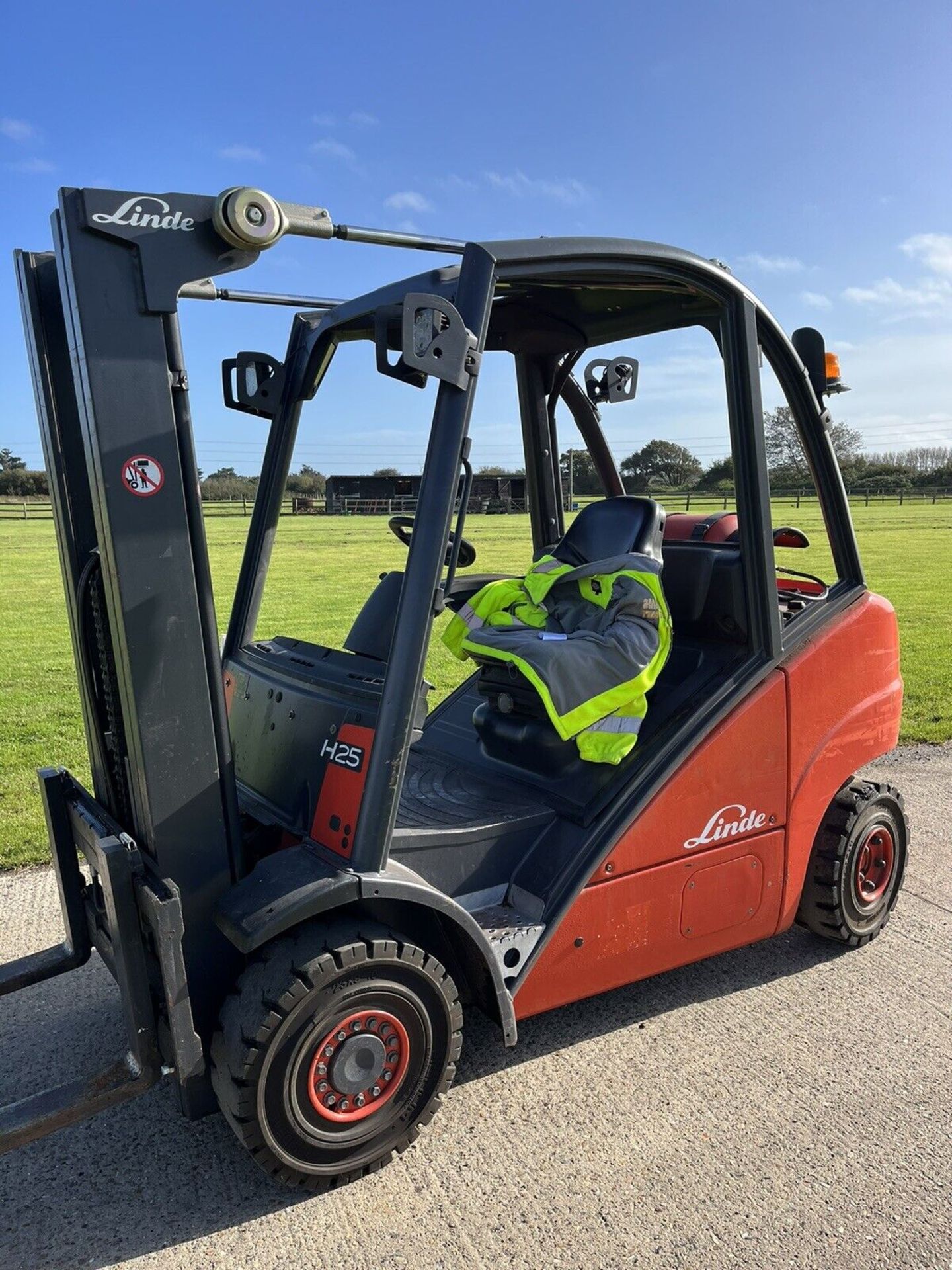 LINDE - H25 Gas Forklift (Container Spec)