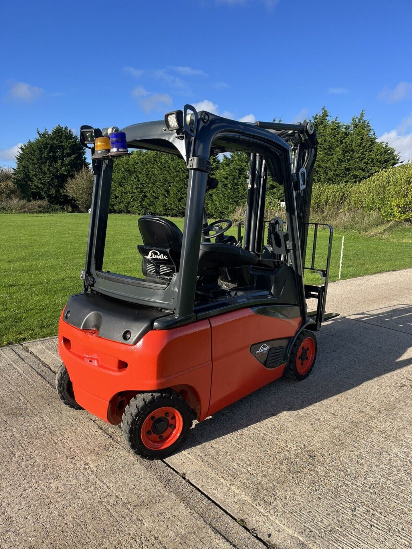 2017, LINDE - 2 Tonne container spec Electric Forklift Truck (only 2800 hours) - Image 4 of 5
