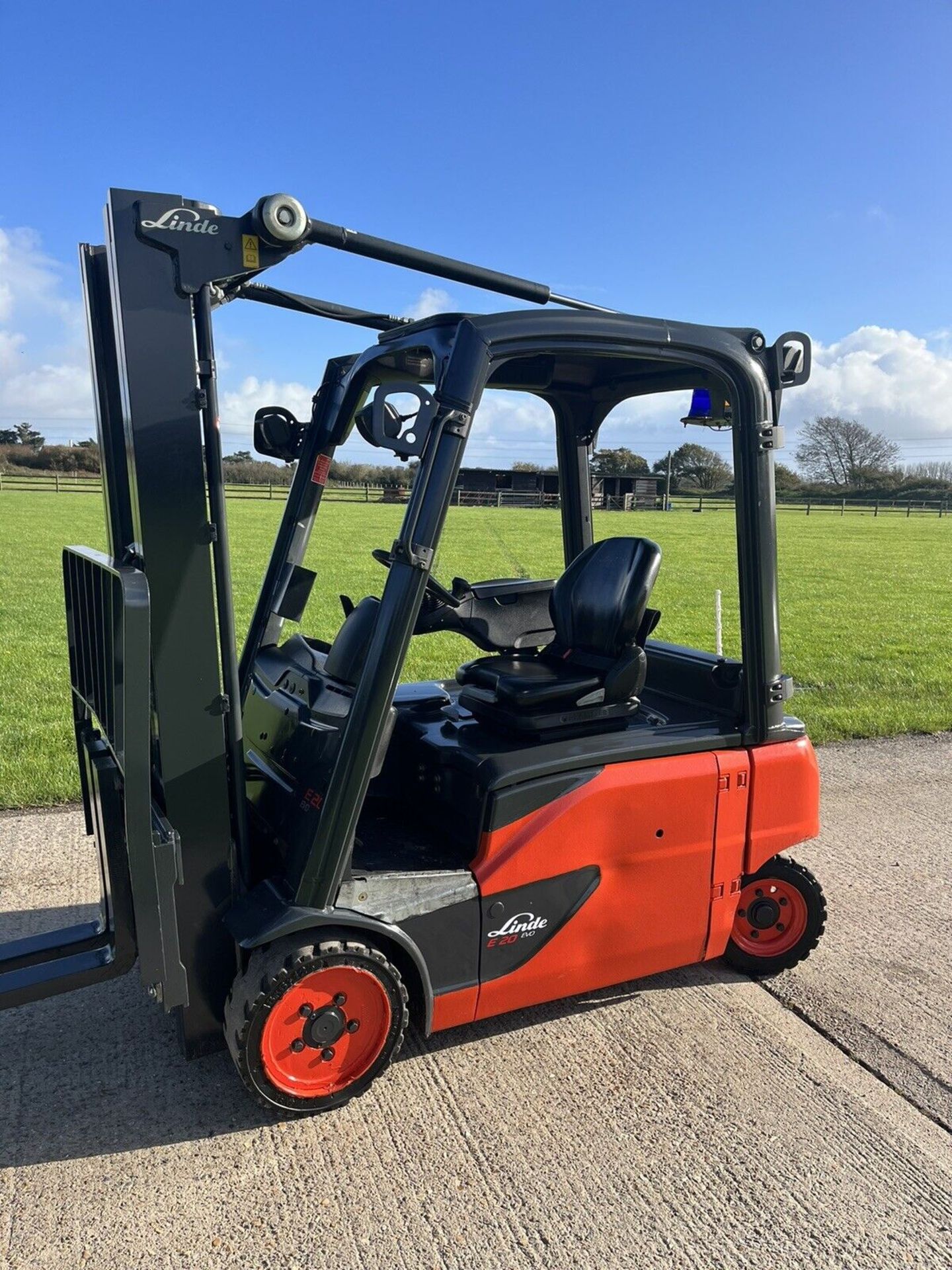 2017, LINDE - 2 Tonne container spec Electric Forklift Truck (only 2800 hours)