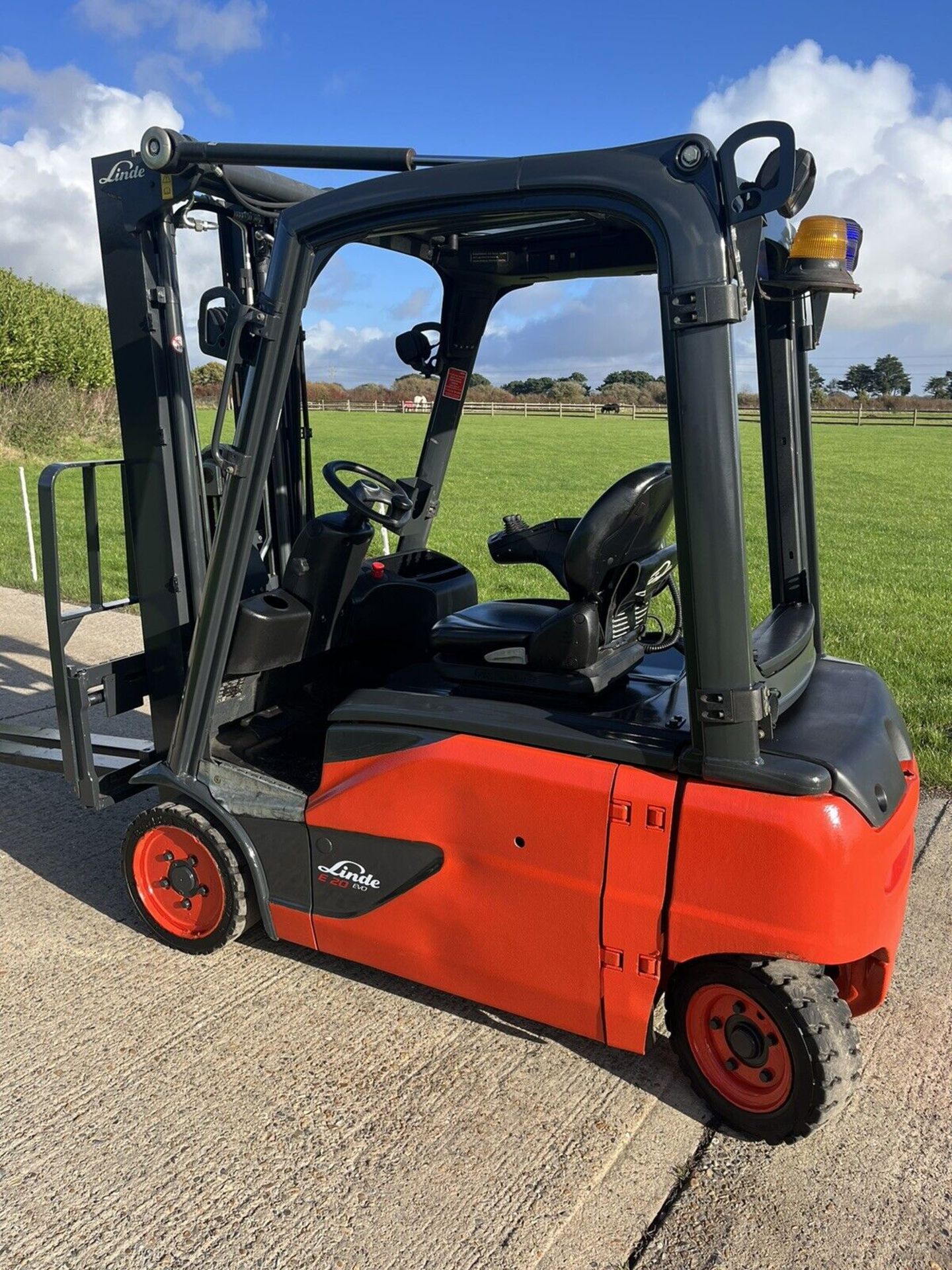 2017, LINDE - 2 Tonne container spec Electric Forklift Truck (only 2800 hours) - Bild 5 aus 5