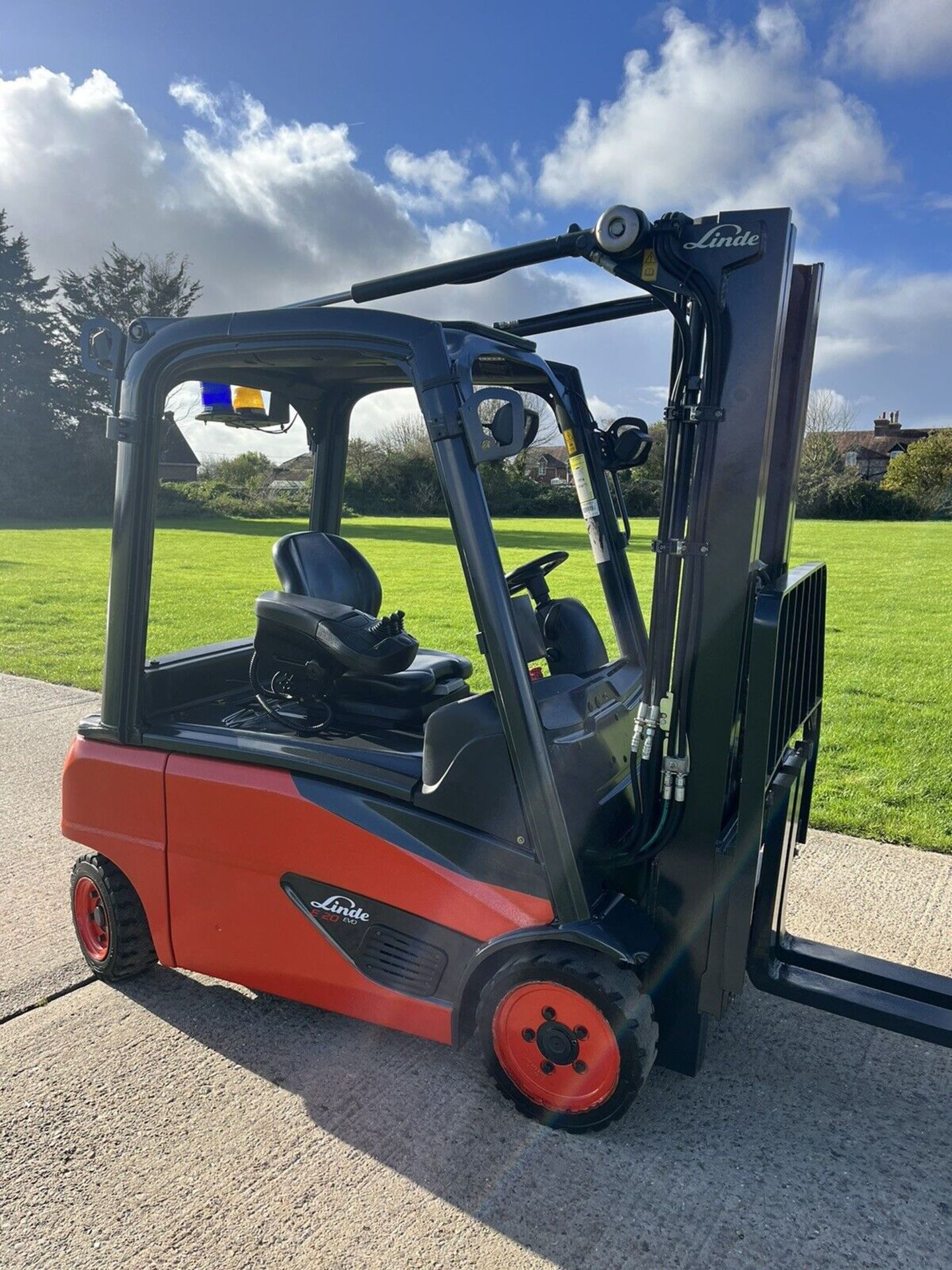 2017, LINDE - 2 Tonne container spec Electric Forklift Truck (only 2800 hours) - Bild 2 aus 5