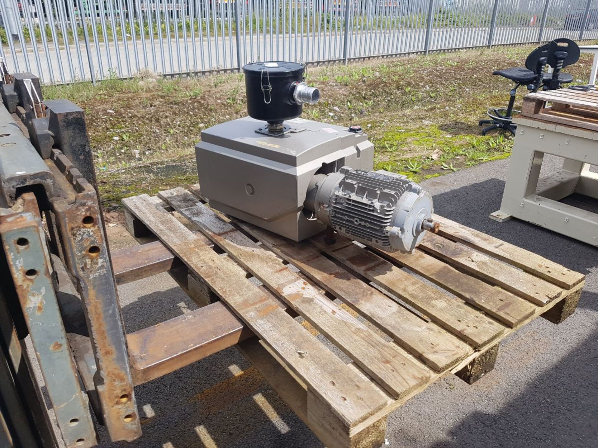 Becker 2 stage vacuum pump U 4 100 SA/K