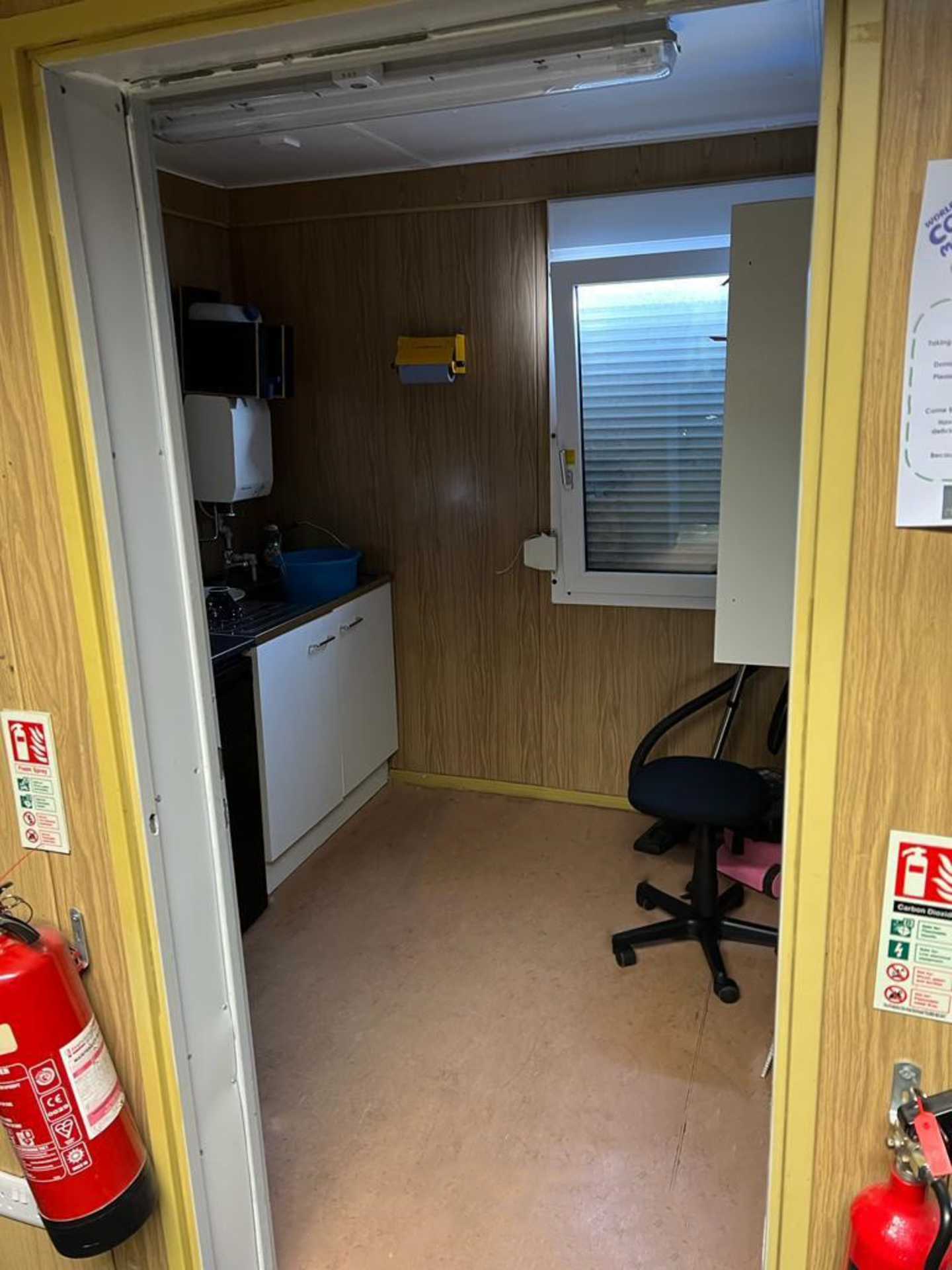 NO RESERVE - Portable Office Cabin (2 Offices, Kitchen, & a smaller private office) - Image 12 of 19